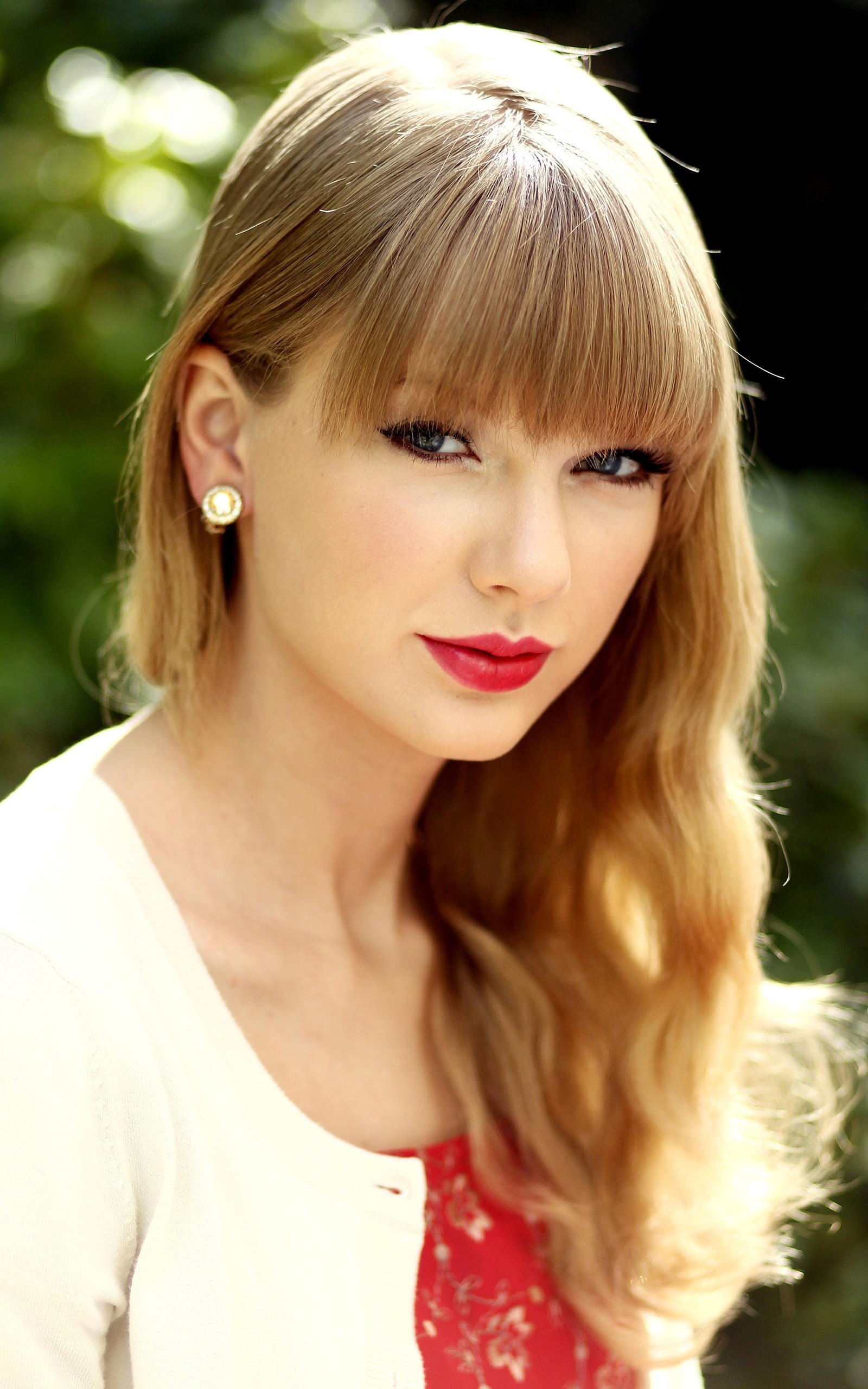 beautiful people, one person, long hair, human hair, blond hair, bangs, human face, beautiful woman, lipstick, singer, celebrity, women, Taylor Swift, swift, Phone HD Wallpaper
