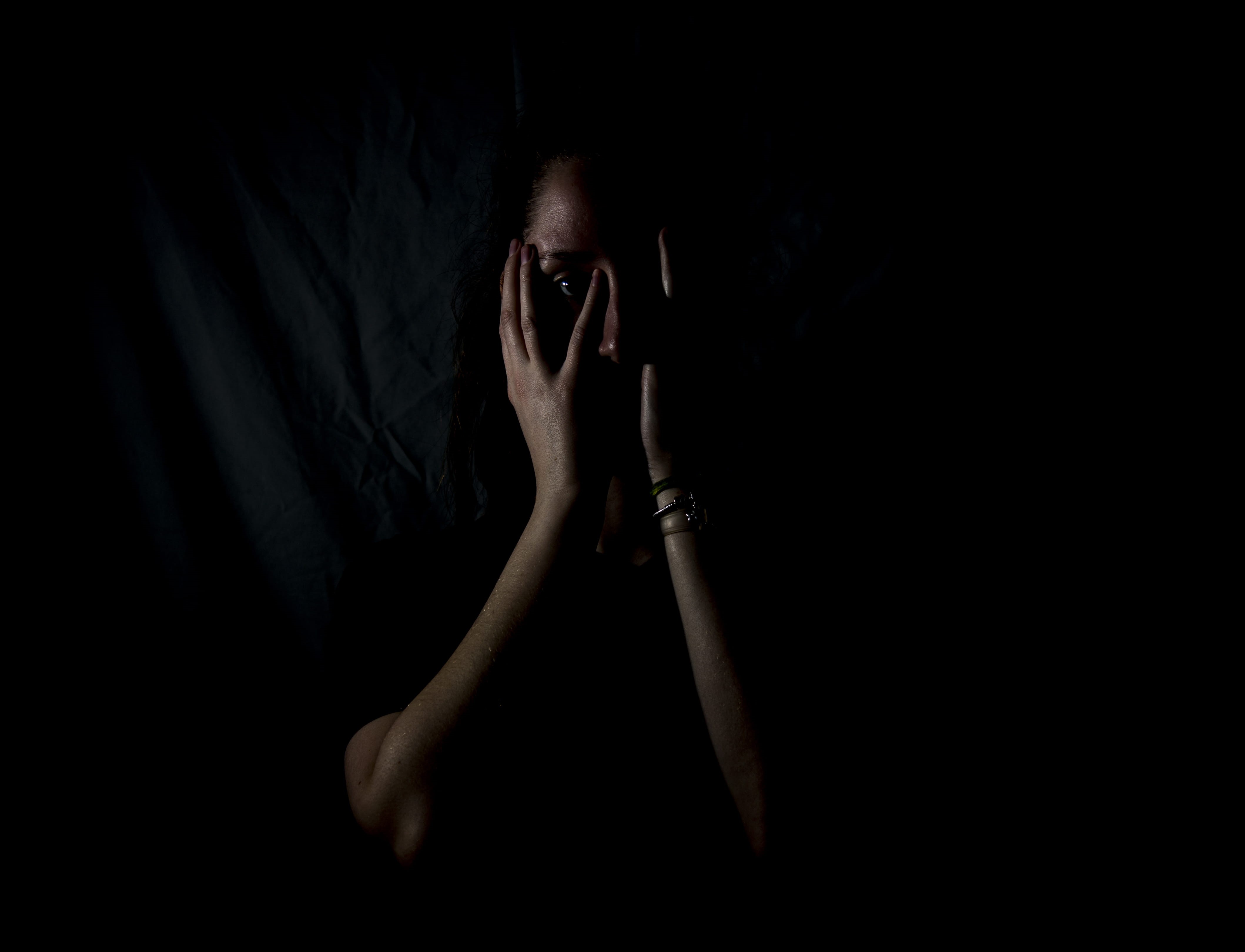 one woman only, young Adult, human face, E S, studio shot, women, performance, females, young men, one Person, portrait, dark, untitled, black Background, HD Wallpaper