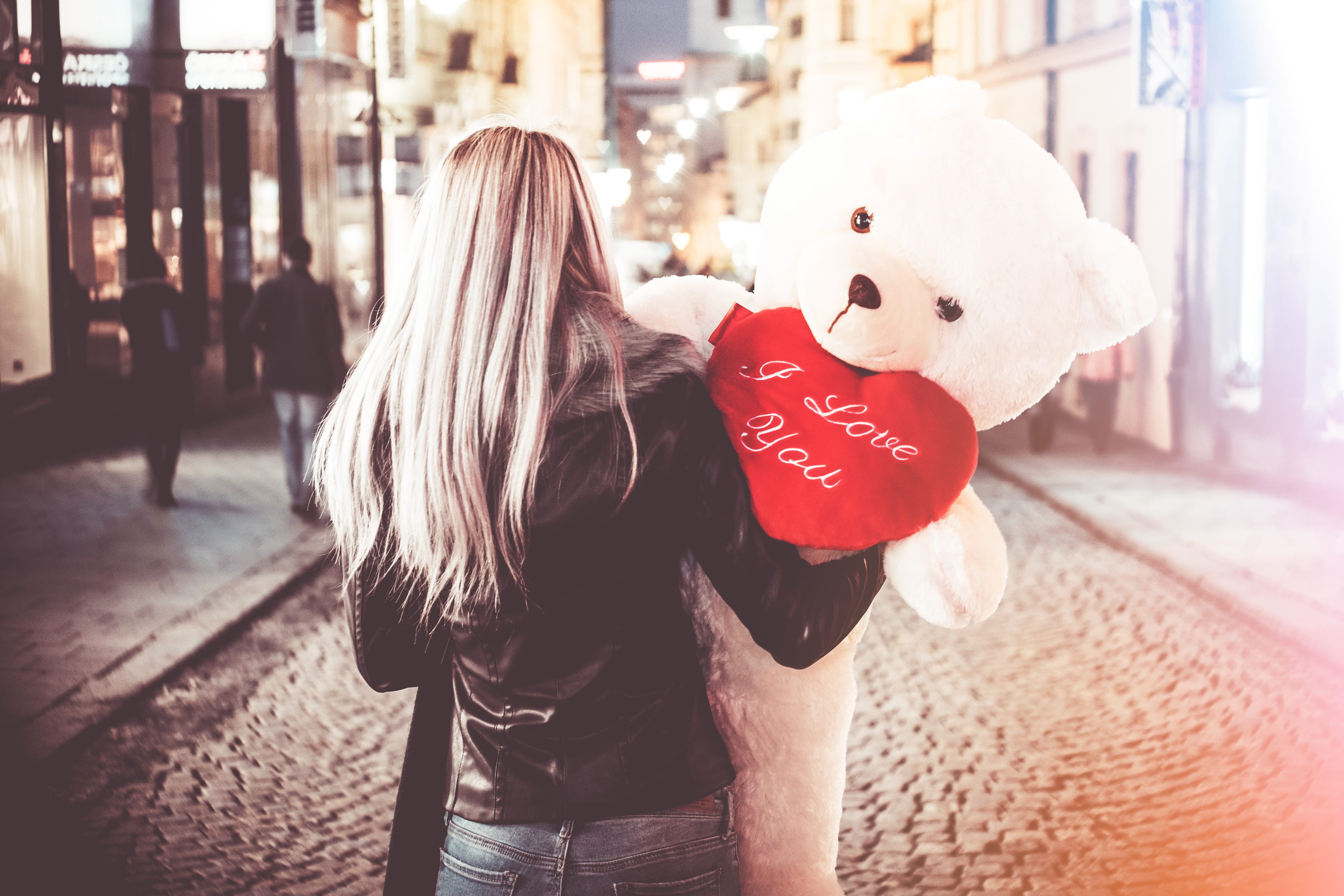 bear, young Women, two People, togetherness, real people, city Life, young, adult, obscured face, feelings, urban Scene, happiness, valentines day, representation, HD Wallpaper