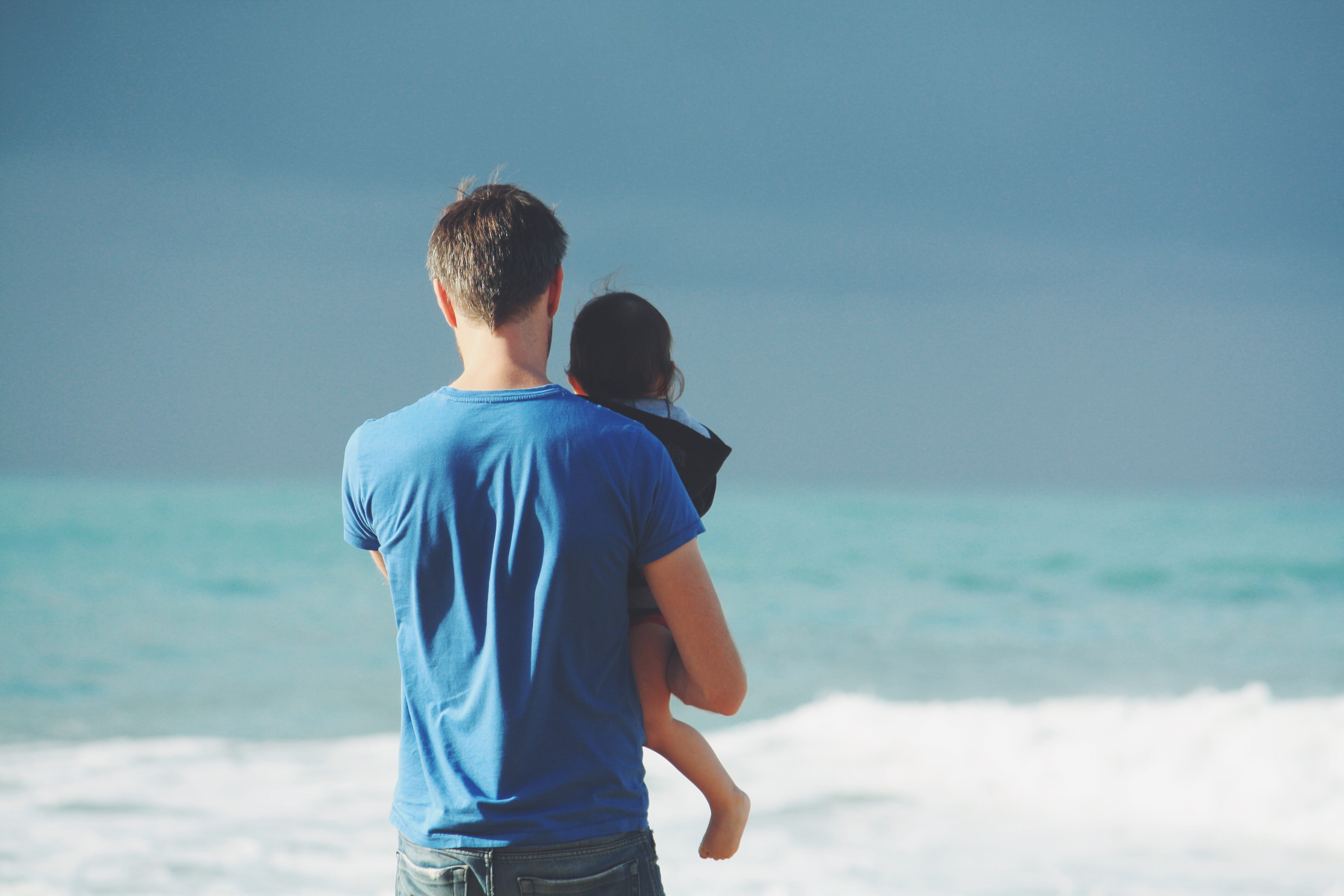 horizon over water, lifestyles, natural Phenomenon, smiling, hooded, couple - Relationship, T-shirt, bonding, child, sea, love, heterosexual Couple, seaside, HD Wallpaper