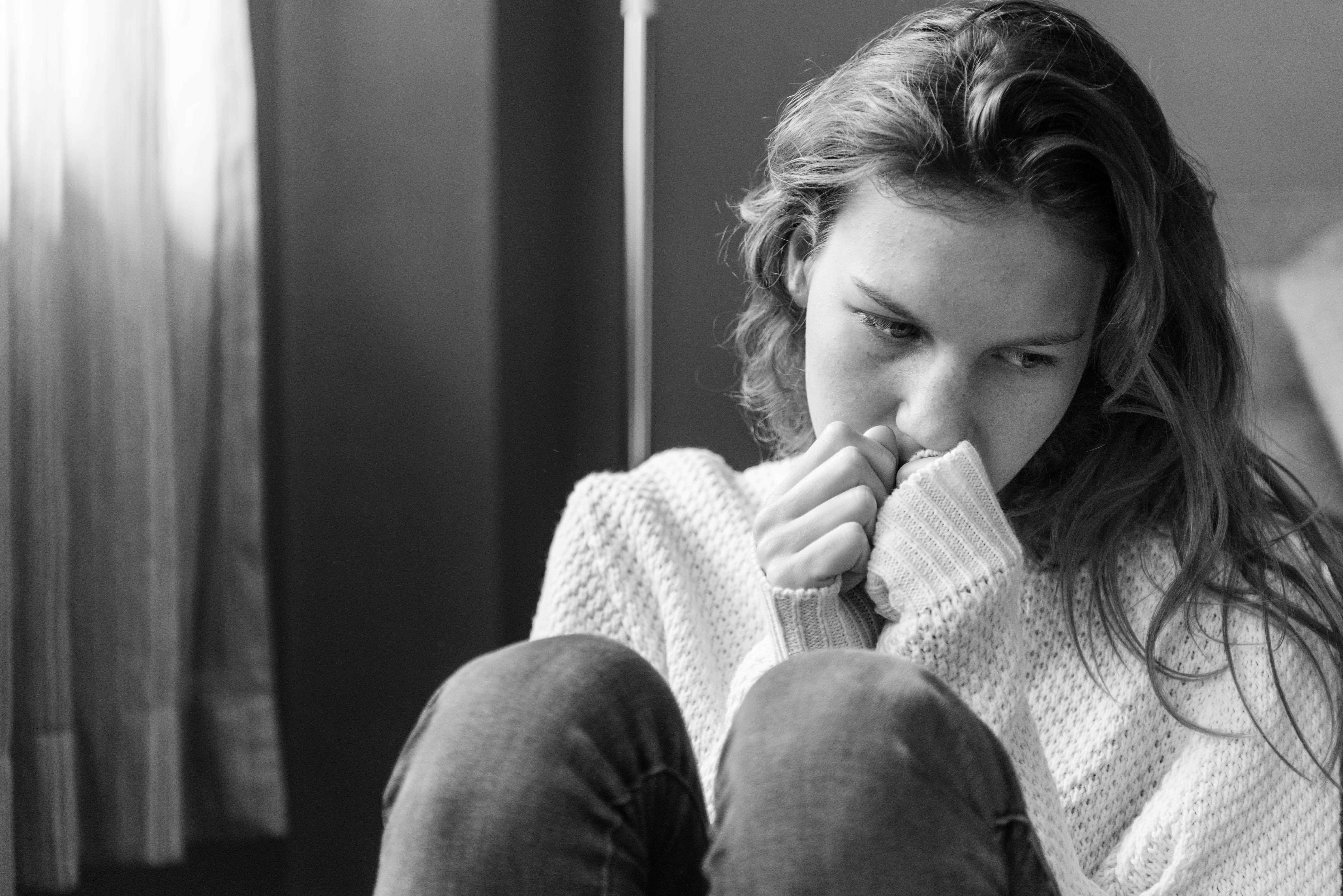 room, contemplation, beauty, home interior, adult, photo, female, emotion, using, facial expression, black and white, covering, hair, fashion, women, mouth, HD Wallpaper