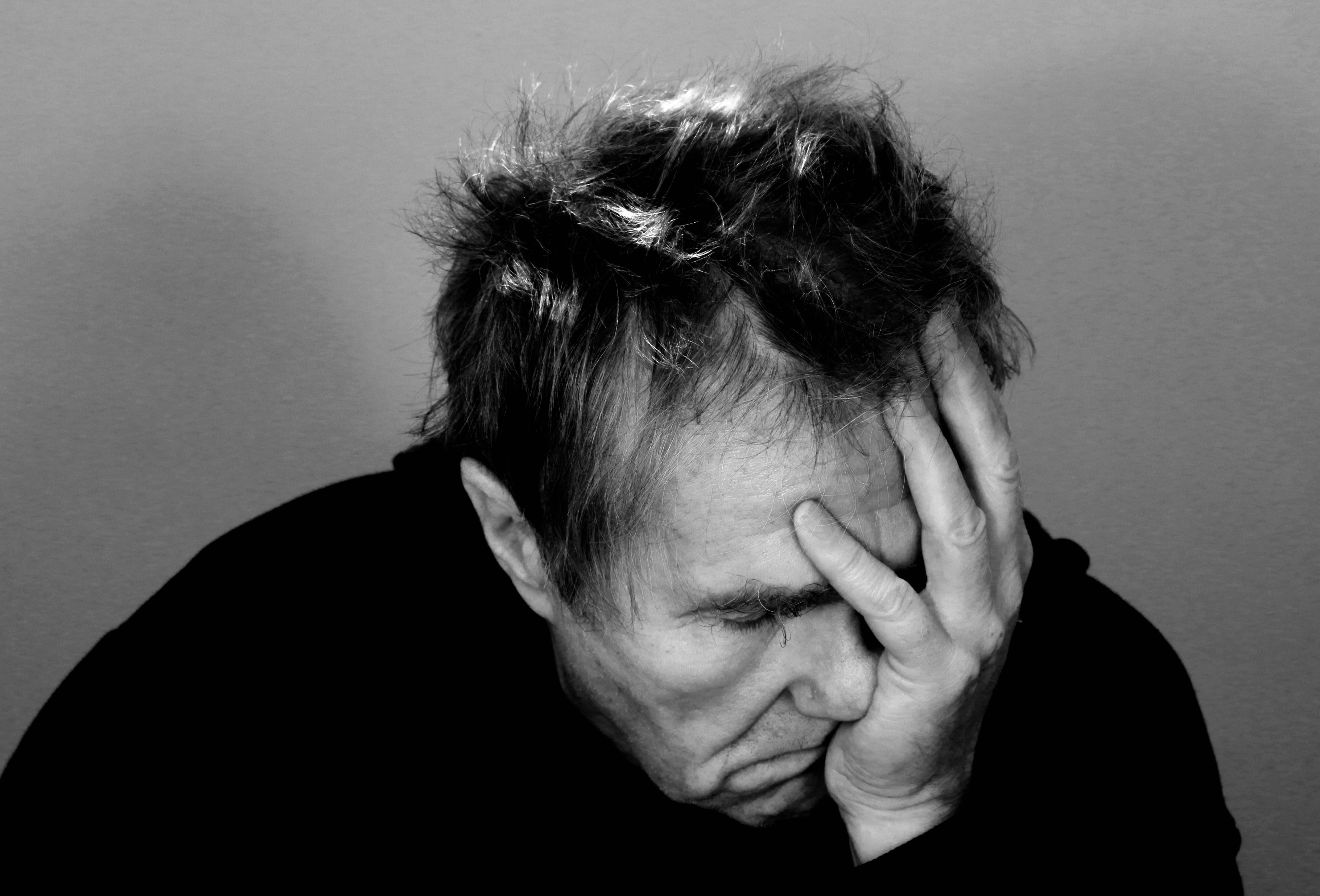 ernst, disease, therapy, real people, exhausted, black And White, unhappy, dramatic, feelings, males, senior Adult, psychiatry, grief, hand, sadness, distraught, HD Wallpaper