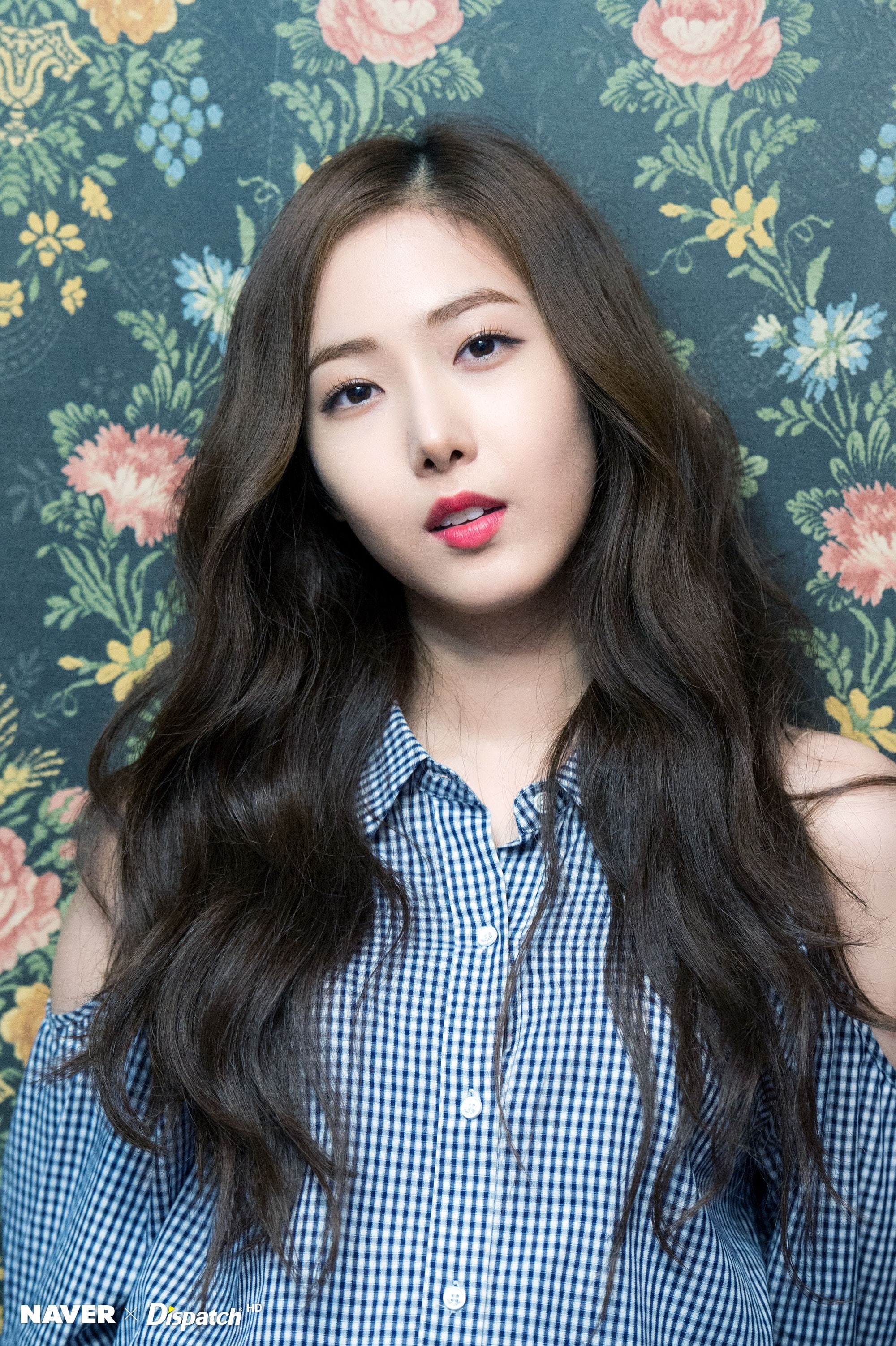 2K, teenager, hairstyle, long hair, beautiful people, Gfriend, pattern, indoors, hair, fashion, wavy hair, one person, musician, beauty, K-pop, South Korea, Phone HD Wallpaper
