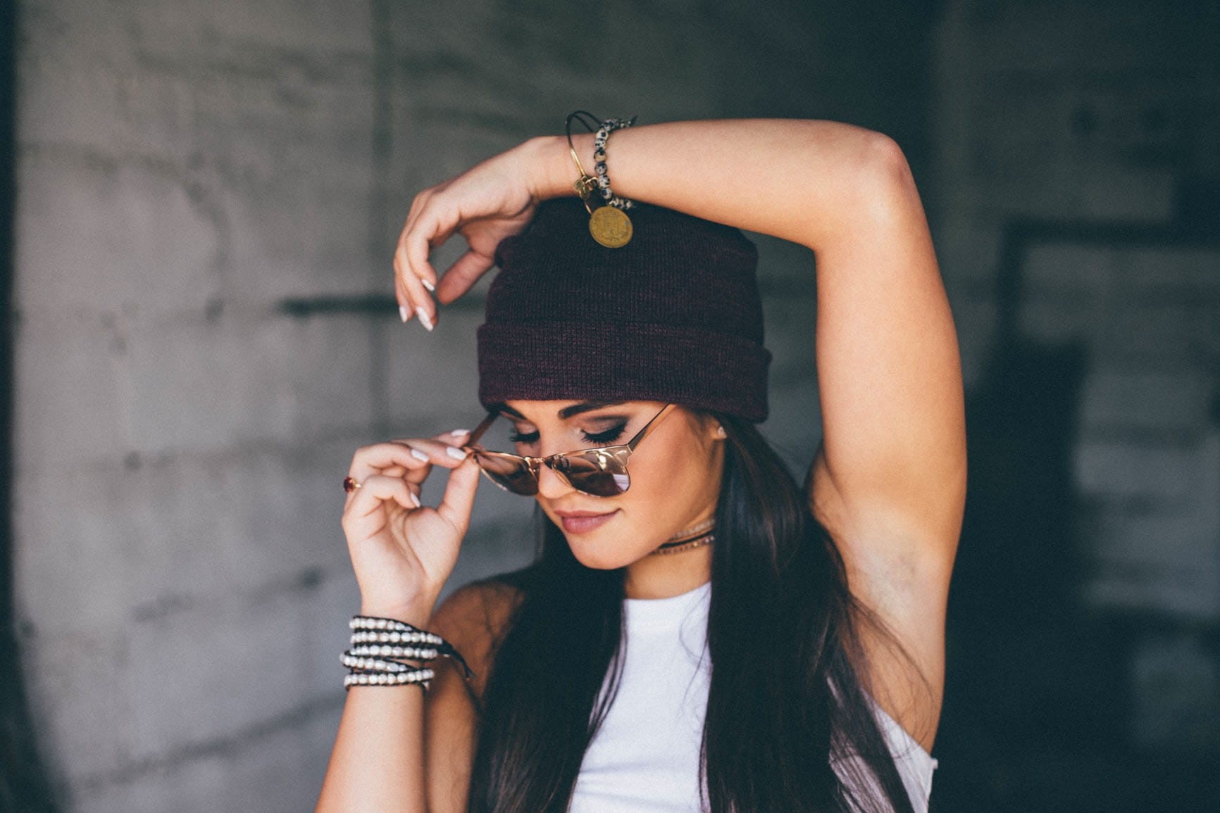 bonet, focus on foreground, fashion, wearing, sun glasses, hat, real people, young Women, beauty, holding, young Adult, womens, black, lifestyles, front view, HD Wallpaper