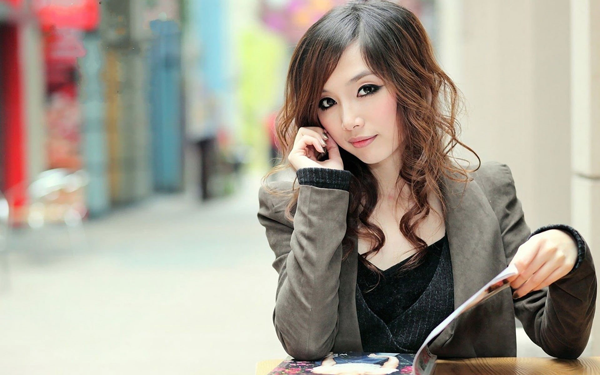 looking at camera, communication, mobile Phone, cheerful, 1080P, females, fashion, happiness, magazine, front view, table, city Life, talking, tokyo Prefecture, HD Wallpaper