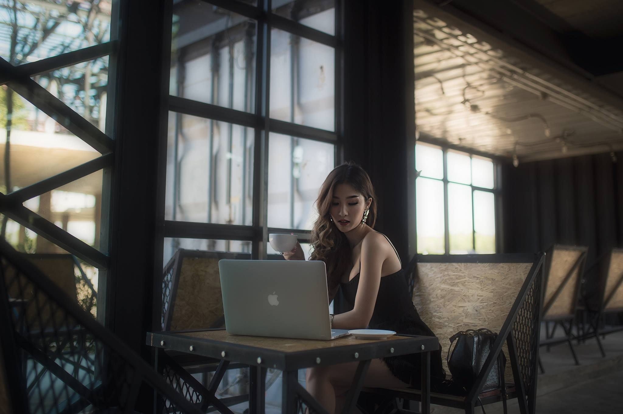 Ohly, Atita Wittayakajohndet, glass, mac book, 1080P, beautiful woman, sitting, laptop, smiling, communication, wooden, indoors, working, model, wireless technology, HD Wallpaper