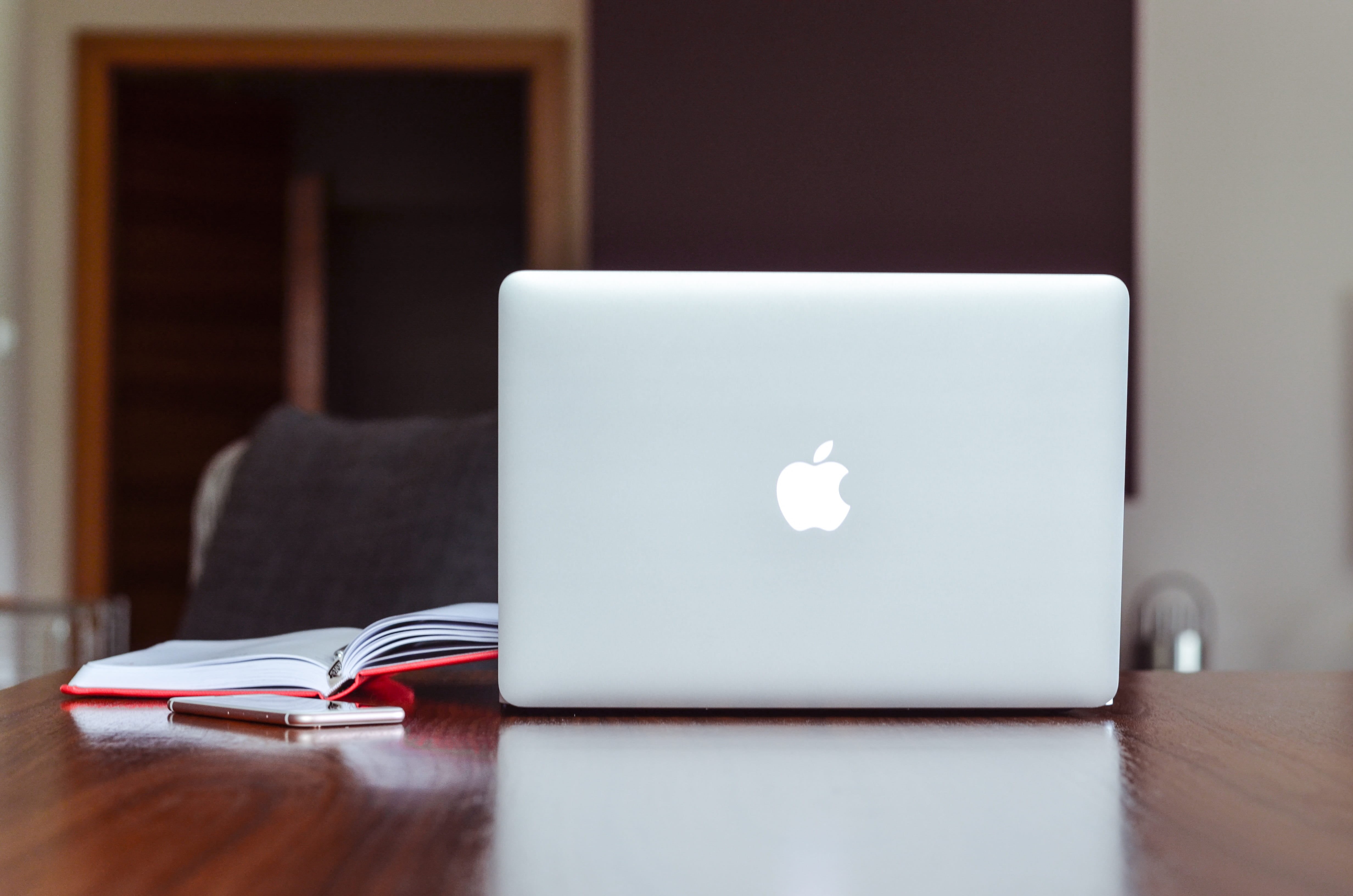 business, technology, desk, apple, sofa, notes, indoors, day, close-up, macbook, silver, selective focus, reflection, wooden table top, wood - material, HD Wallpaper