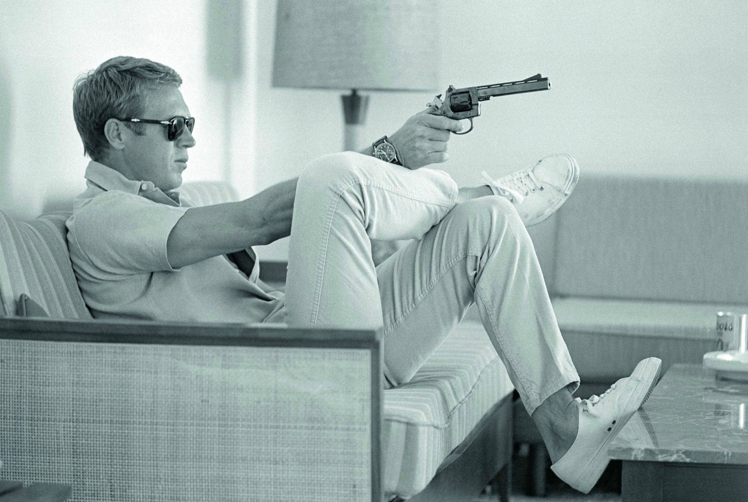communication, living room, adult, social issues, handgun, sofa, badass, mcqueen, gun, mature adult, glasses, three quarter length, sitting, weapon, watching tv, HD Wallpaper