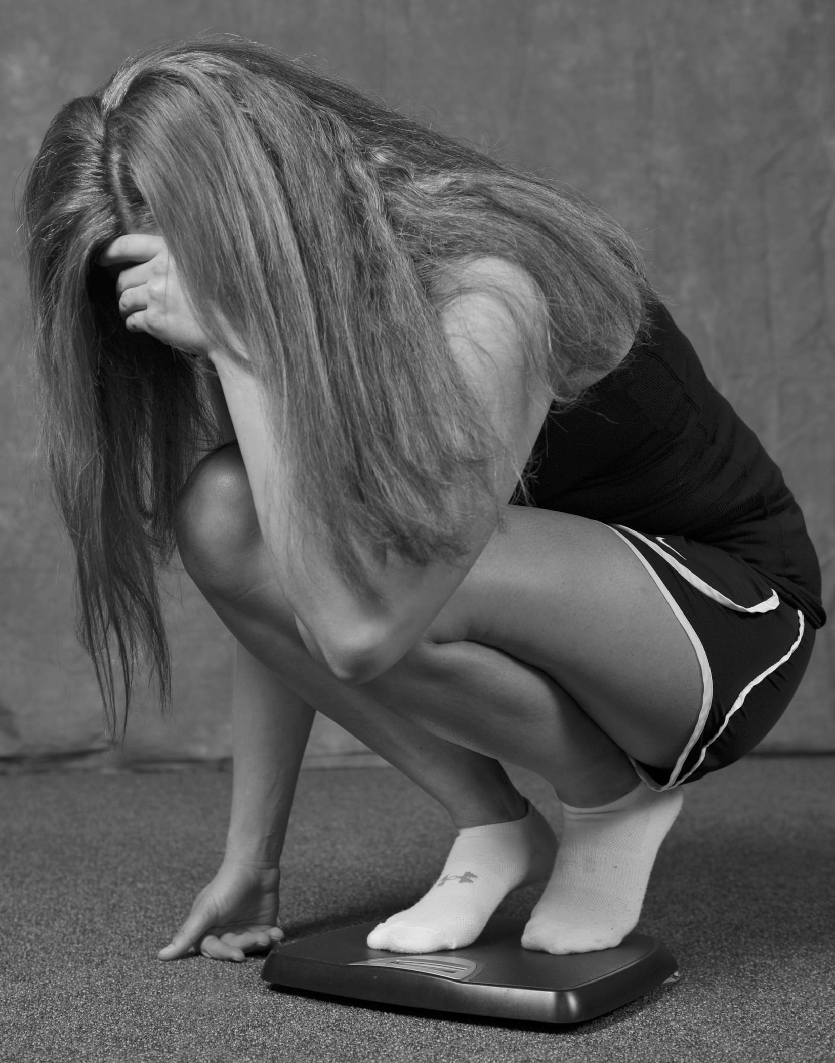 grayscale, young women, depression - sadness, young adult, body, day, fitness, dieting, female, side view, lifestyles, scale, medium-length hair, woman, Phone HD Wallpaper