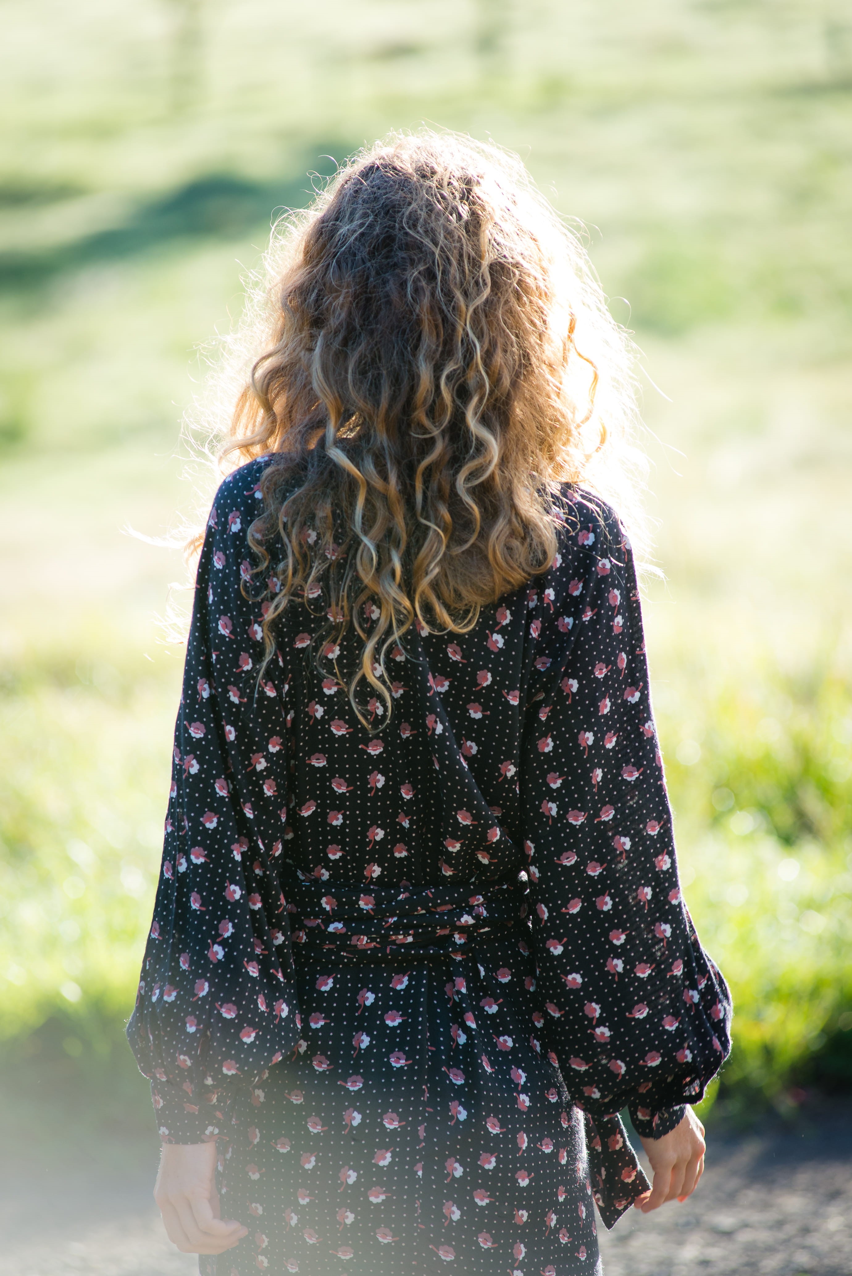 hair, focus on foreground, waist up, leisure activity, curly hair, back, real people, long hair, casual clothing, 4K, woman, beautiful woman, day, blond hair, Phone HD Wallpaper