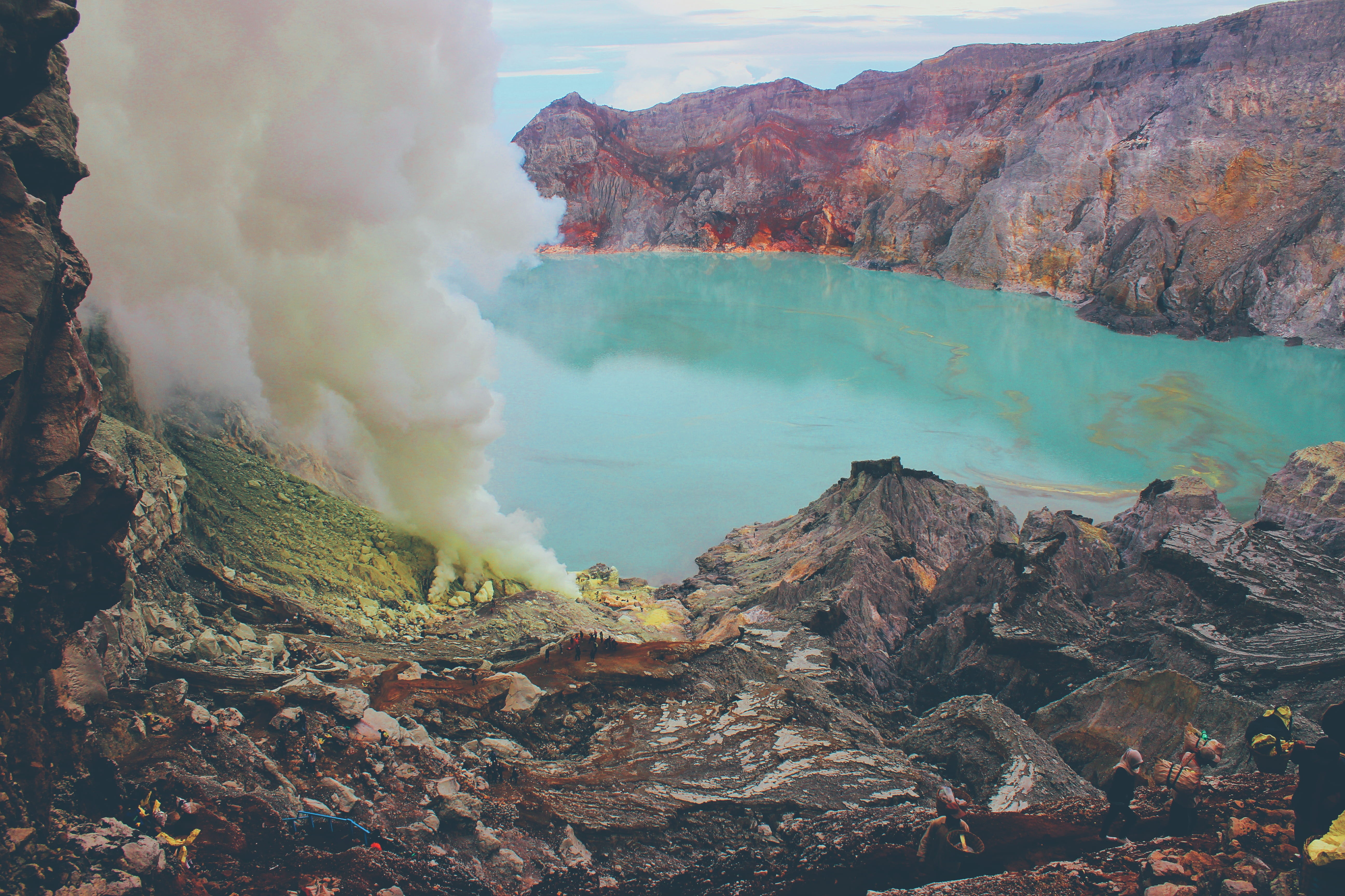 smoke - physical structure, 5K, no people, banyuwangi, outdoors, erupting, nature, ijen, mt.ijen, formations, air pollution, geology, smoke, steam, kawah ijen, HD Wallpaper