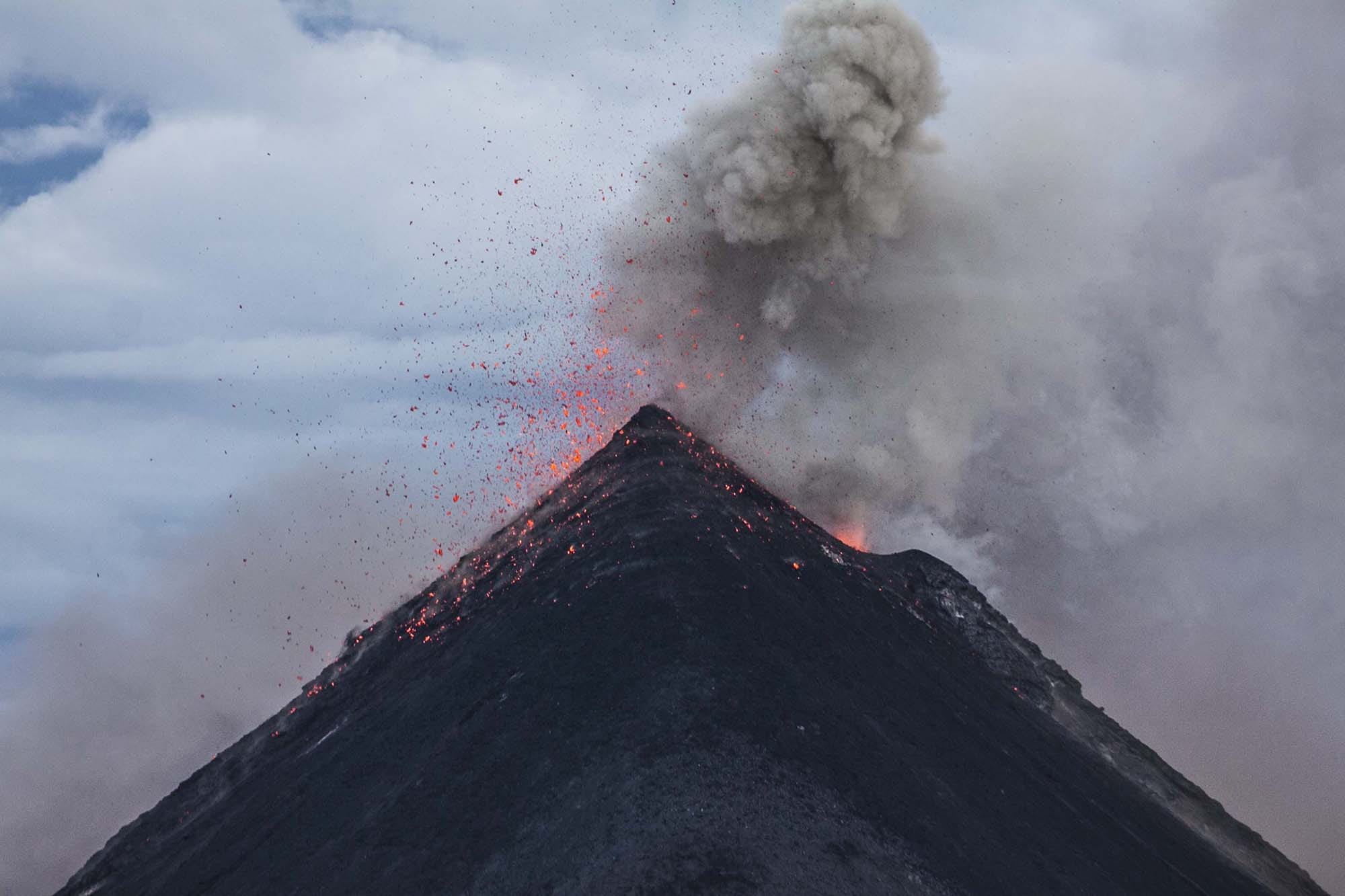 scenic, smoke, active volcano, calamity, eruption, pollution, erupting, power in nature, volcanic, beauty in nature, clouds, cloud - sky, environment, condensation, HD Wallpaper