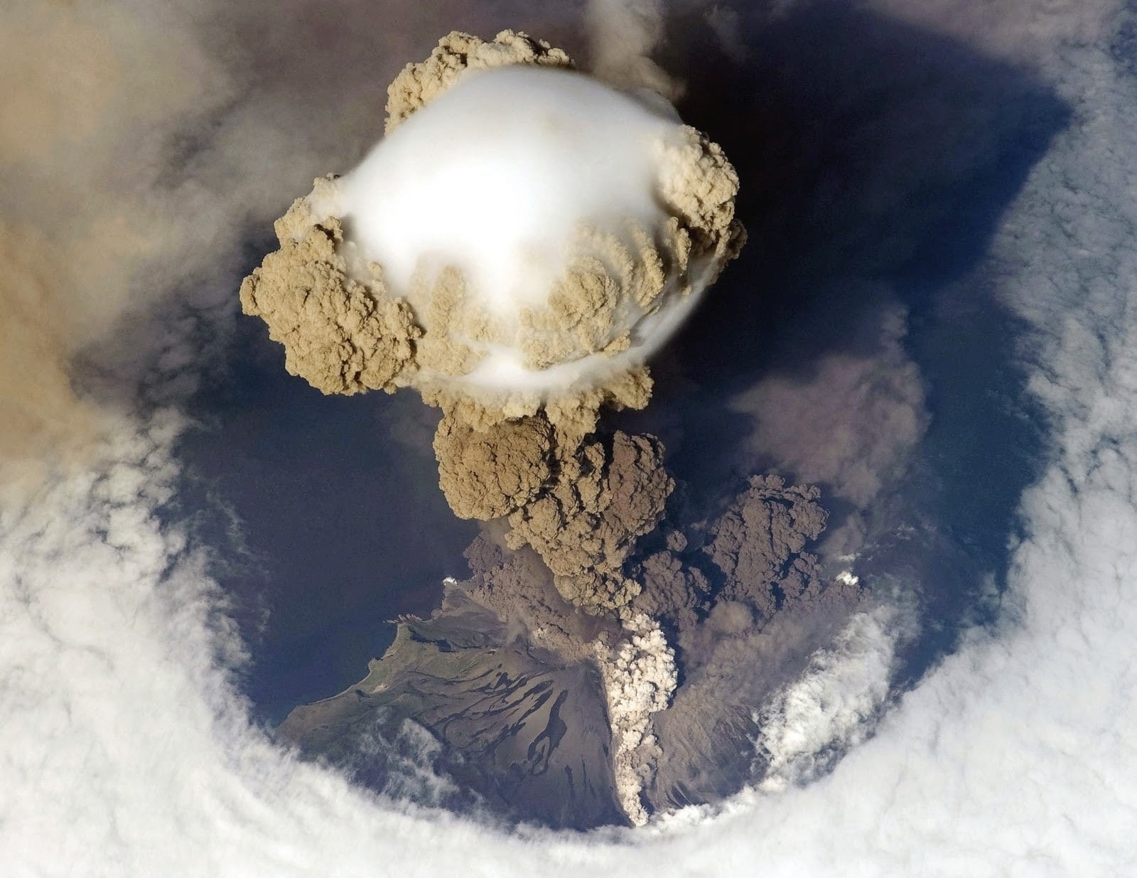 outdoors, smoke - physical structure, power in nature, mineral, eruptions, day, birds eye view, volcano, environment, topography, geology, cloud - sky, HD Wallpaper