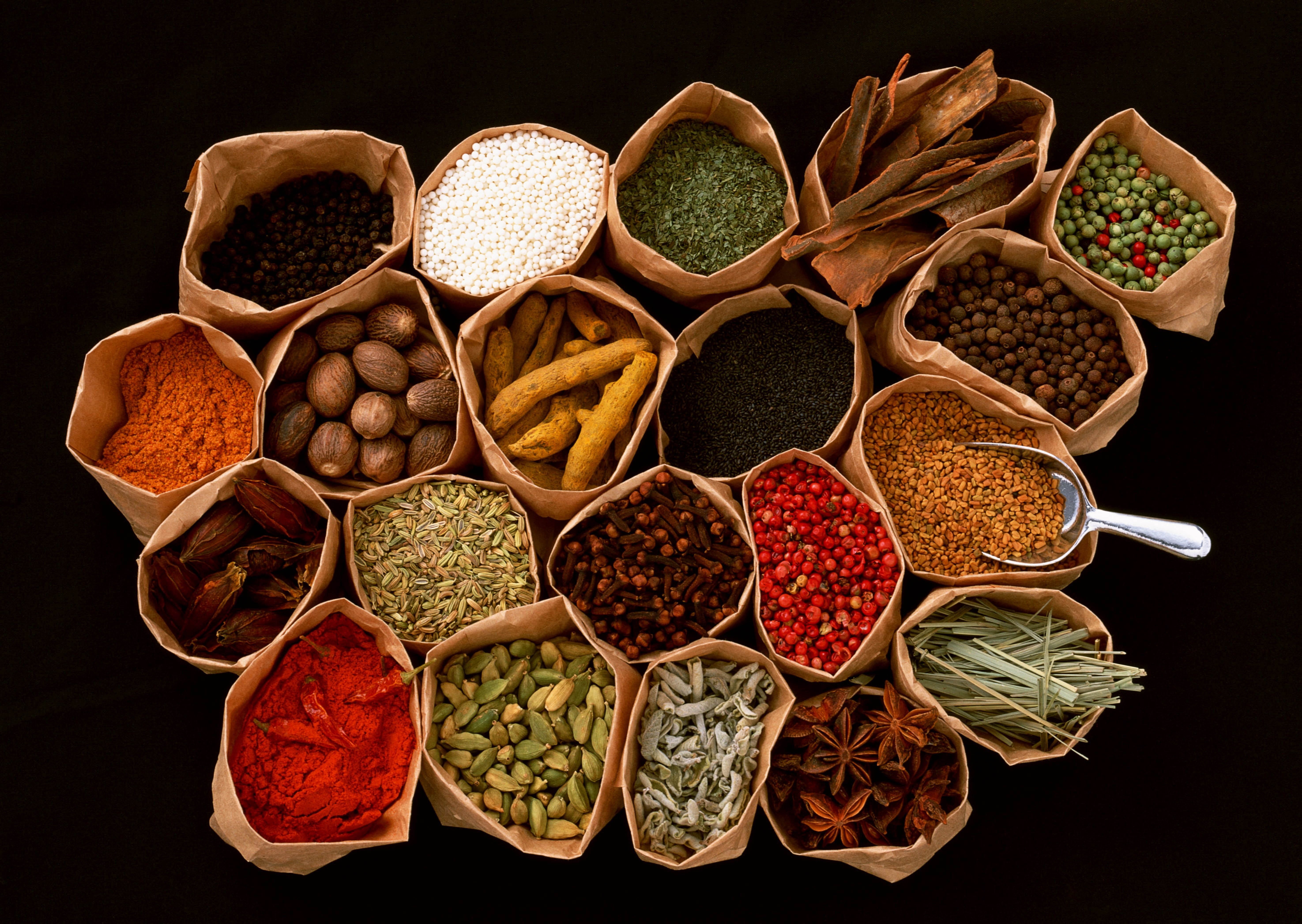 black background, multi Colored, organic, dry, red, scented, saffron, garlic, backgrounds, turmeric, dried food, brown, indoors, curry Powder, herbs, nutmeg, HD Wallpaper