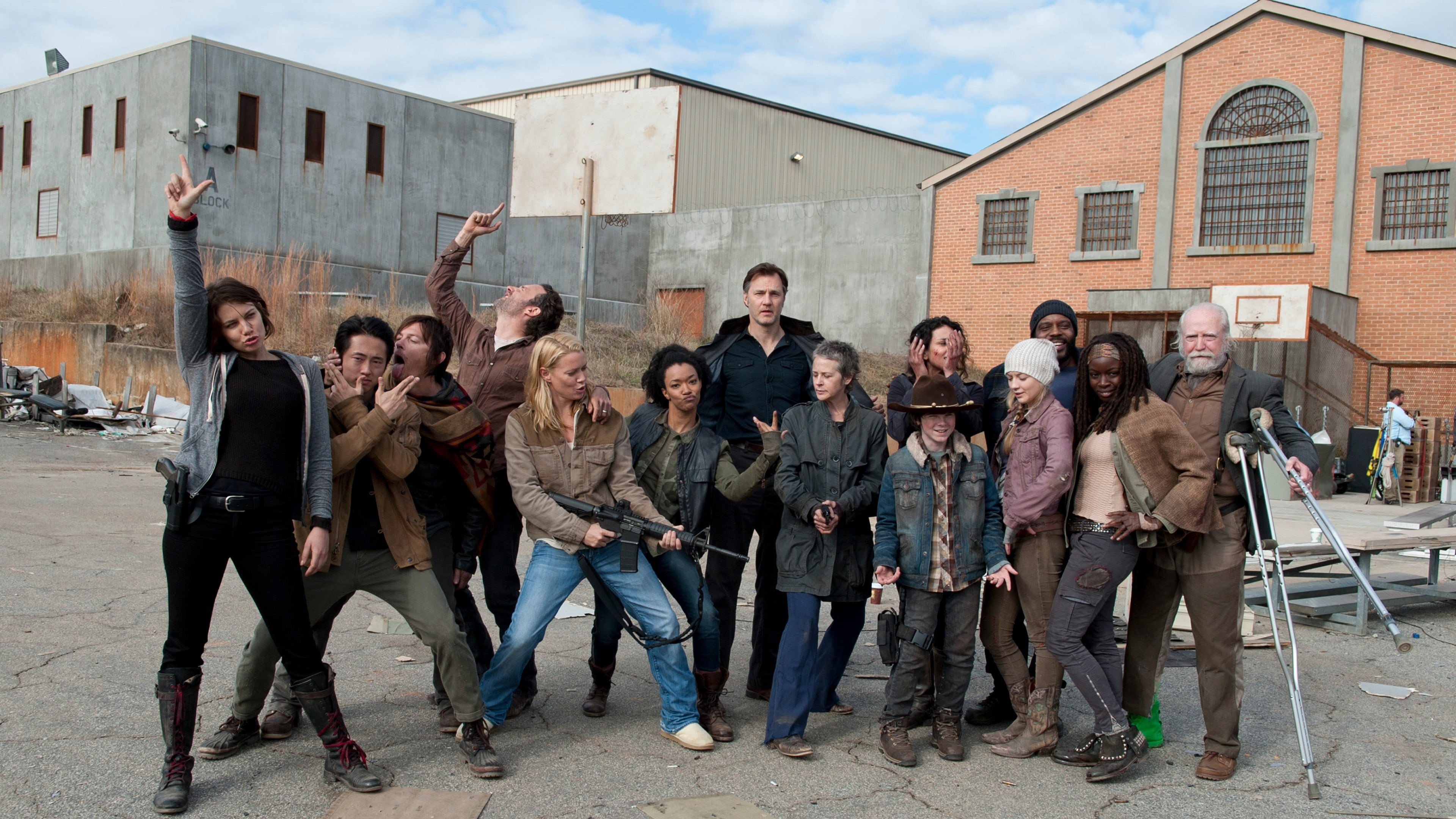 The Walking Dead, building exterior, standing, crowd, mid adult, photo, character, teenager, women, real people, walking, young women, full length, females, HD Wallpaper