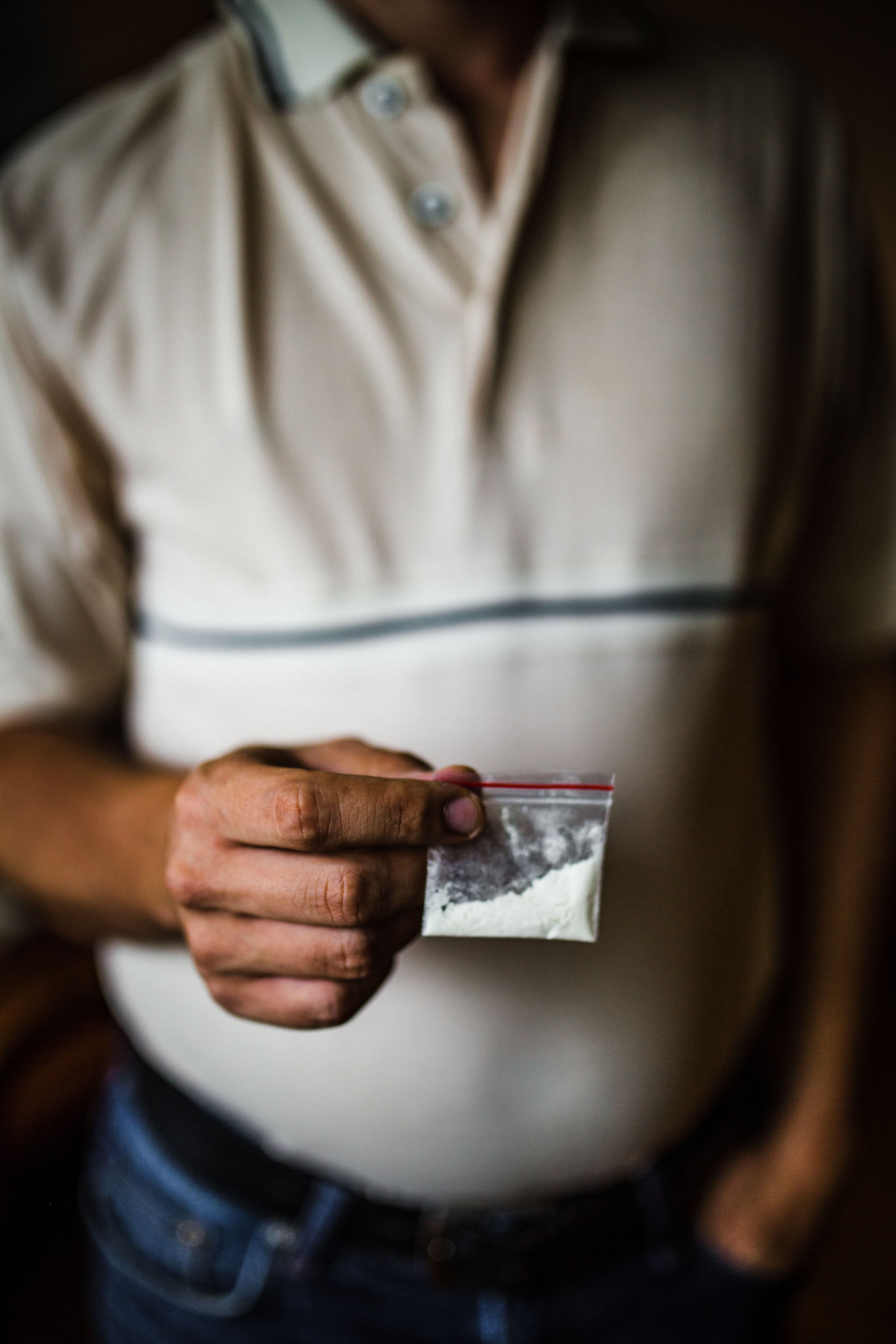 holding, escobar, mid adult, crime, 5K, food and drink, pablo escobar, human hand, addict, powder, indoors, hand, adult, lords, drugs, addiction, casual clothing, Phone HD Wallpaper