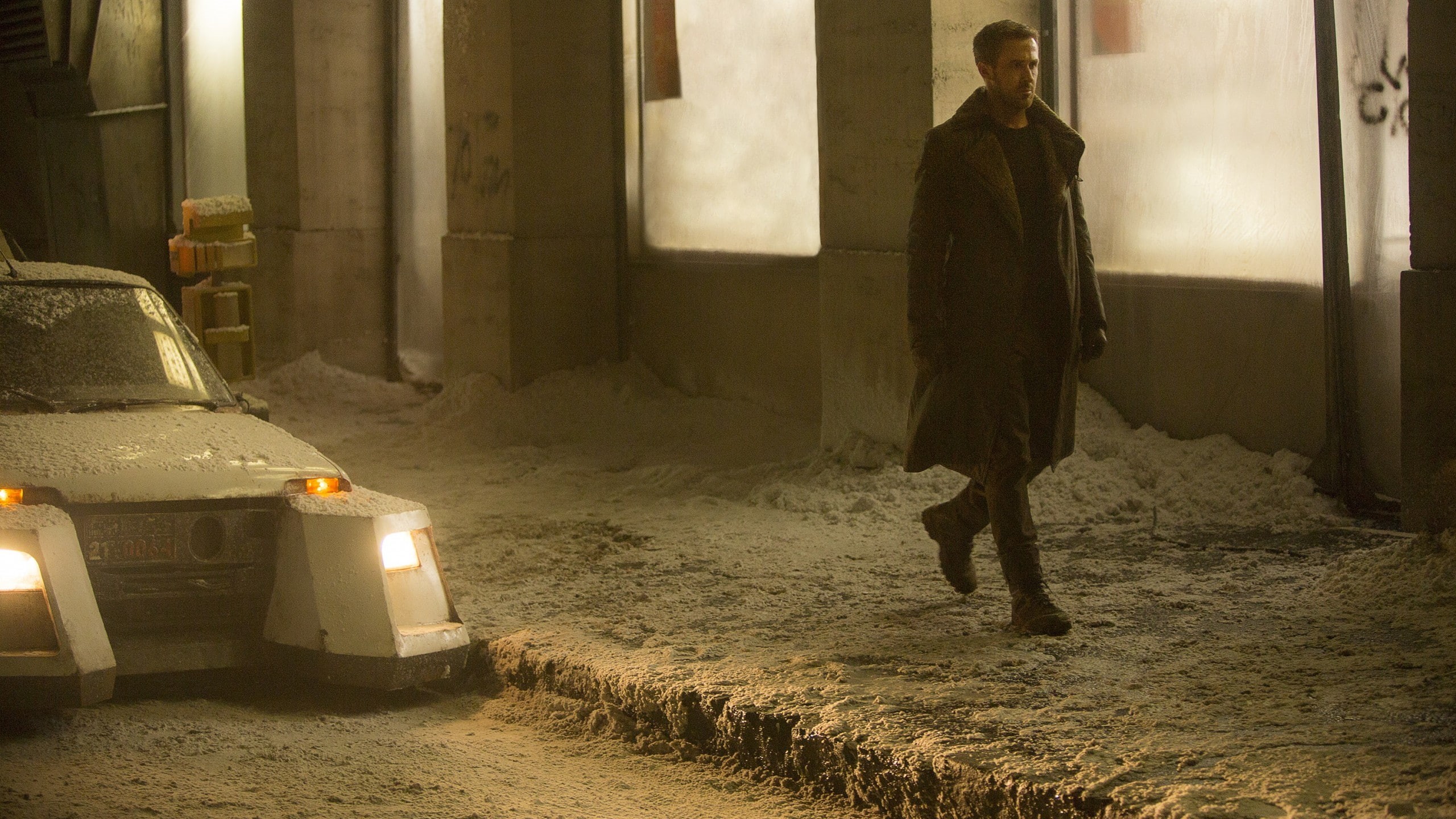 road, Blade Runner 2049, 2K, snow, walking, best movies, man, brown, overcoat, Ryan Gosling, HD Wallpaper
