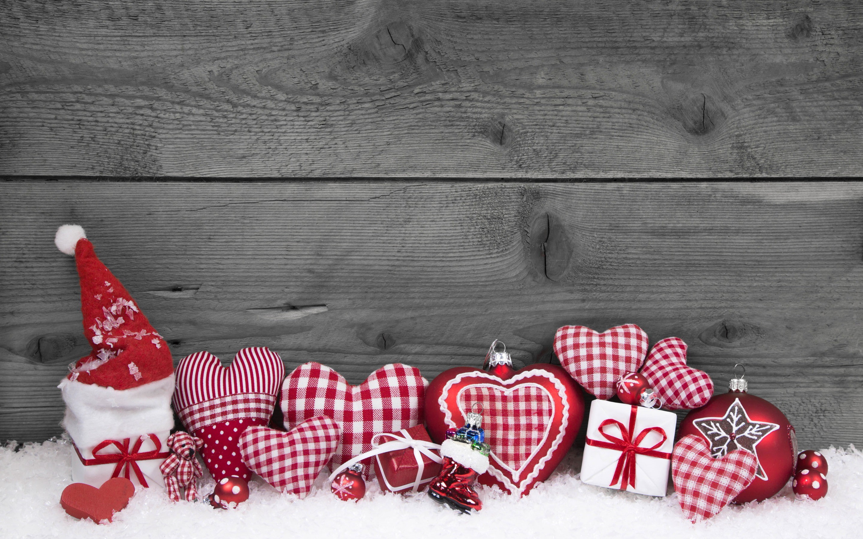 gifts, black, decoration, snow, bauble, lot, hearts, New Year, Christmas, 2K, wood, white, HD Wallpaper