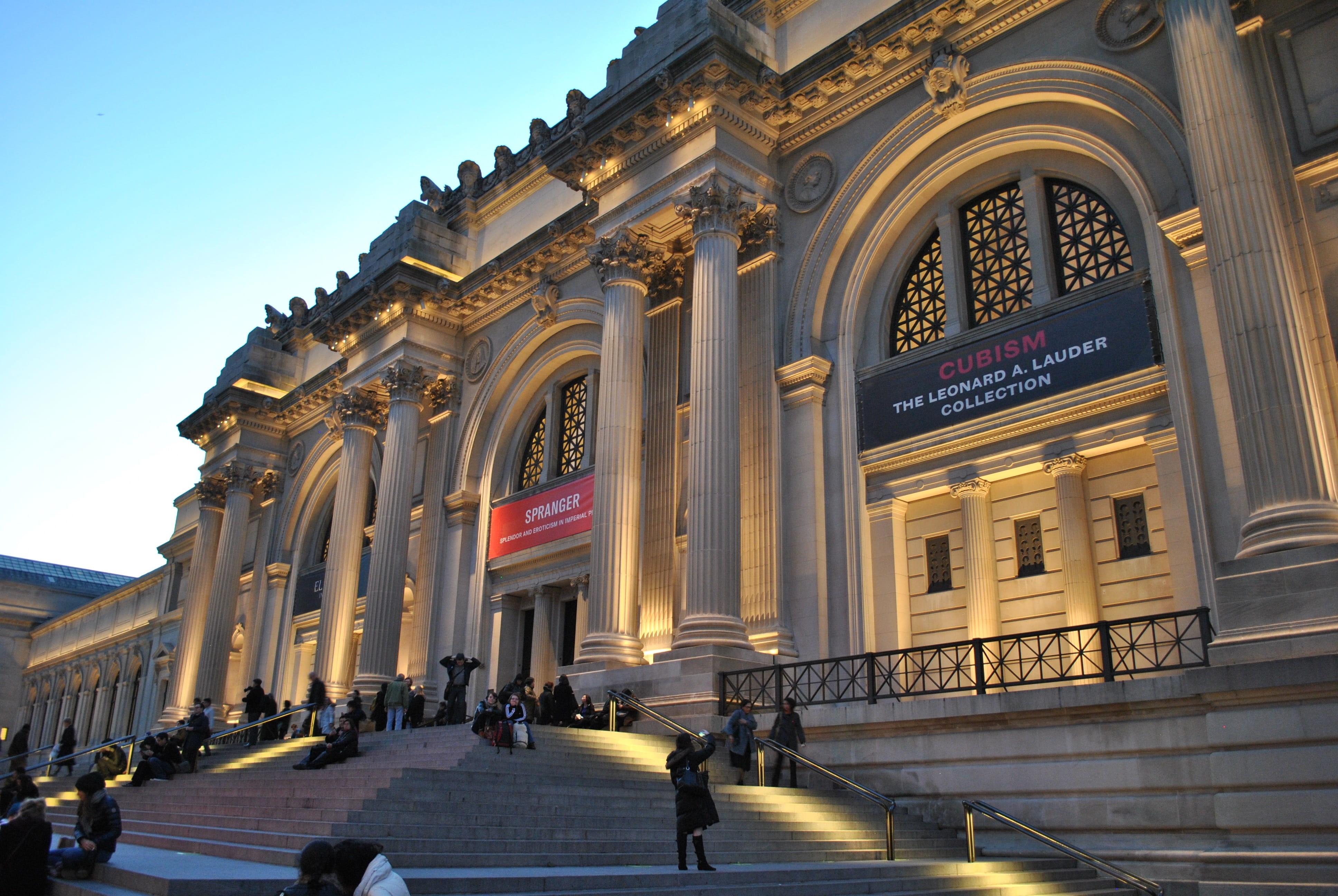 Metropolitan Museum Of Art, outdoors, built structure, new york, architecture, metropolitan, Nyc, the past, men, crowd, arch, incidental people, sky, large group of people, HD Wallpaper