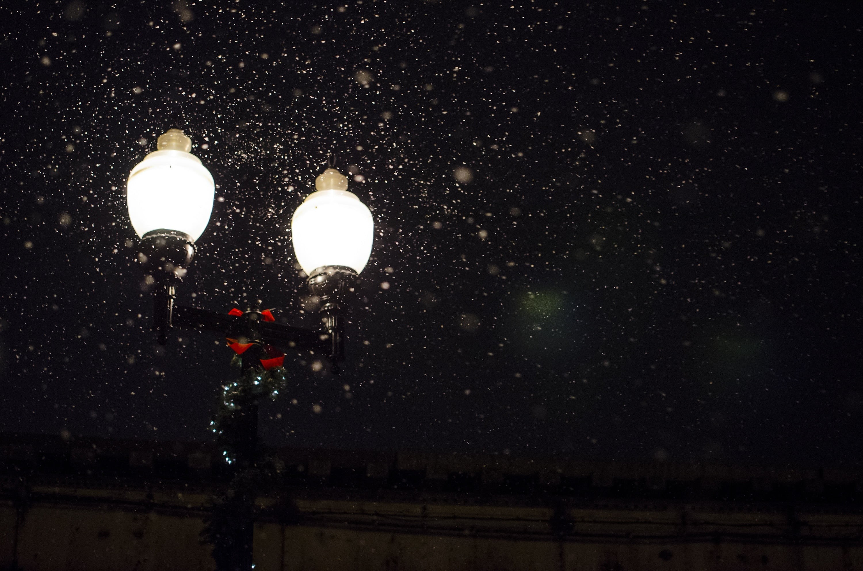 turn, 2K, winter, light, street, night, street lights, nature, photo, indoors, wreath, outdoors, glowing, decoration, lamp, post, built structure, light bulb, HD Wallpaper