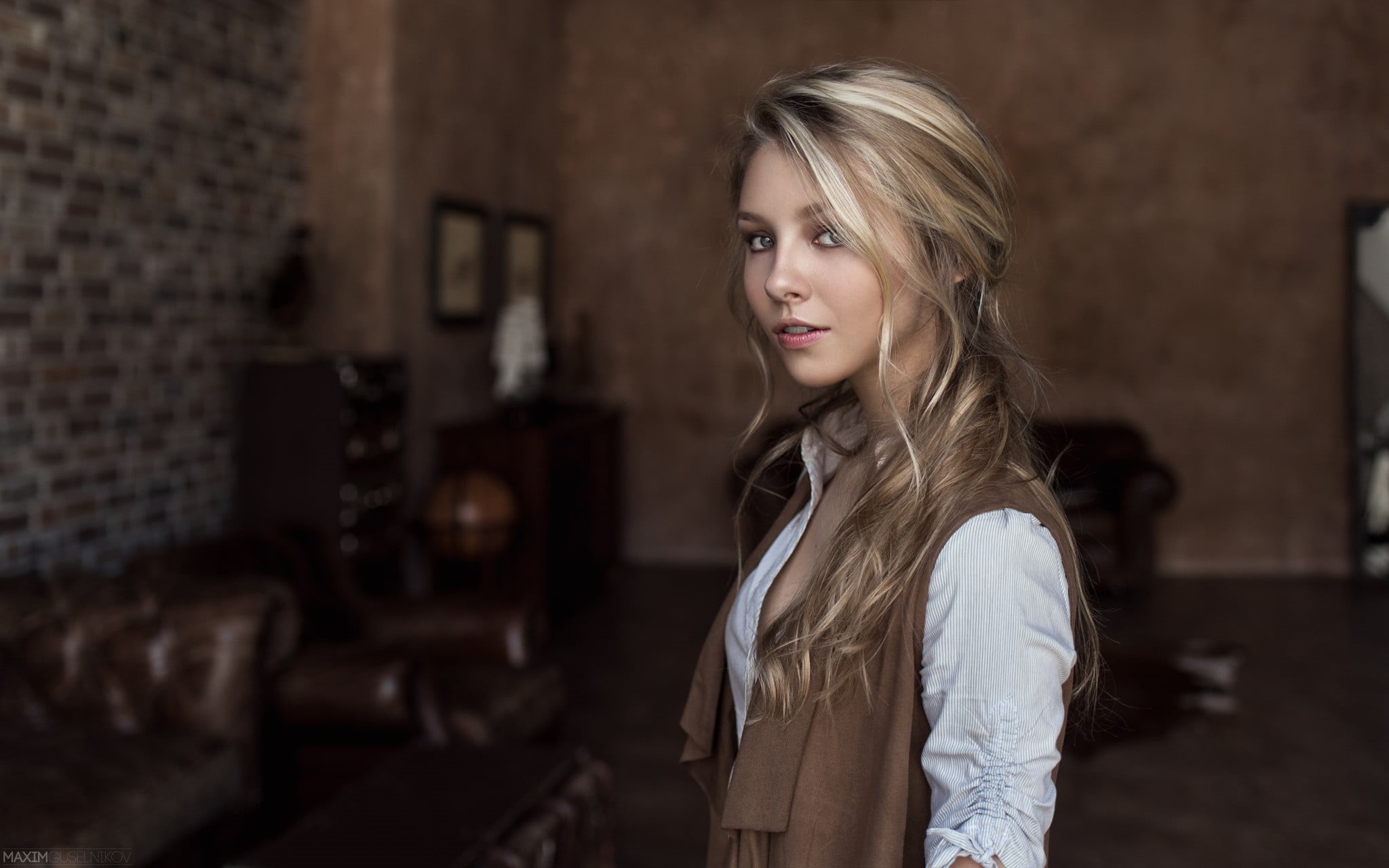 brown, contemplation, blonde, women indoors, standing, one person, adult, focus on foreground, beautiful people, young adult, portrait, women, long hair, HD Wallpaper