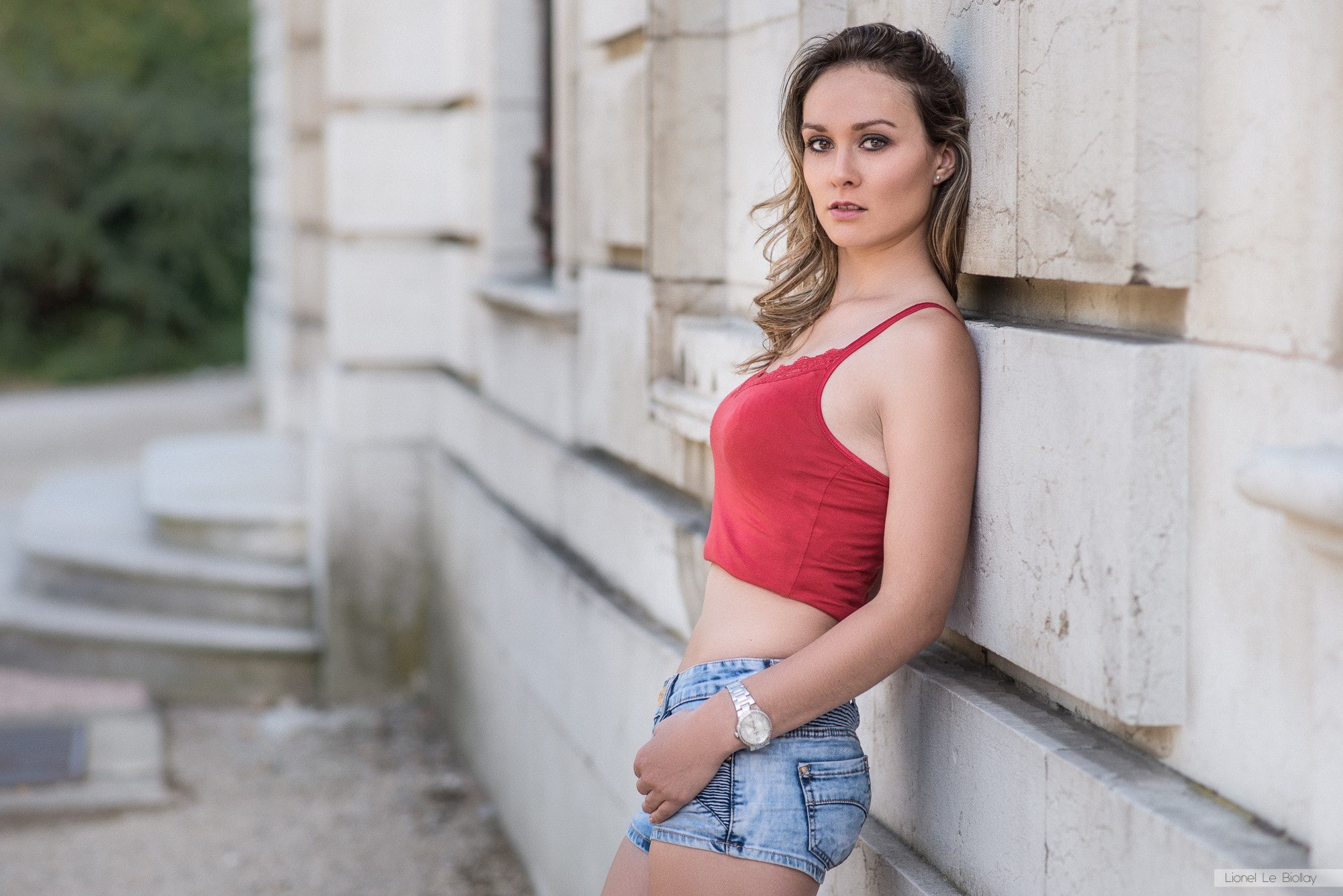 beauty, young adult, beautiful people, beautiful woman, looking at camera, one person, hair, contemplation, staircase, adult, outdoors, hairstyle, casual clothing, HD Wallpaper