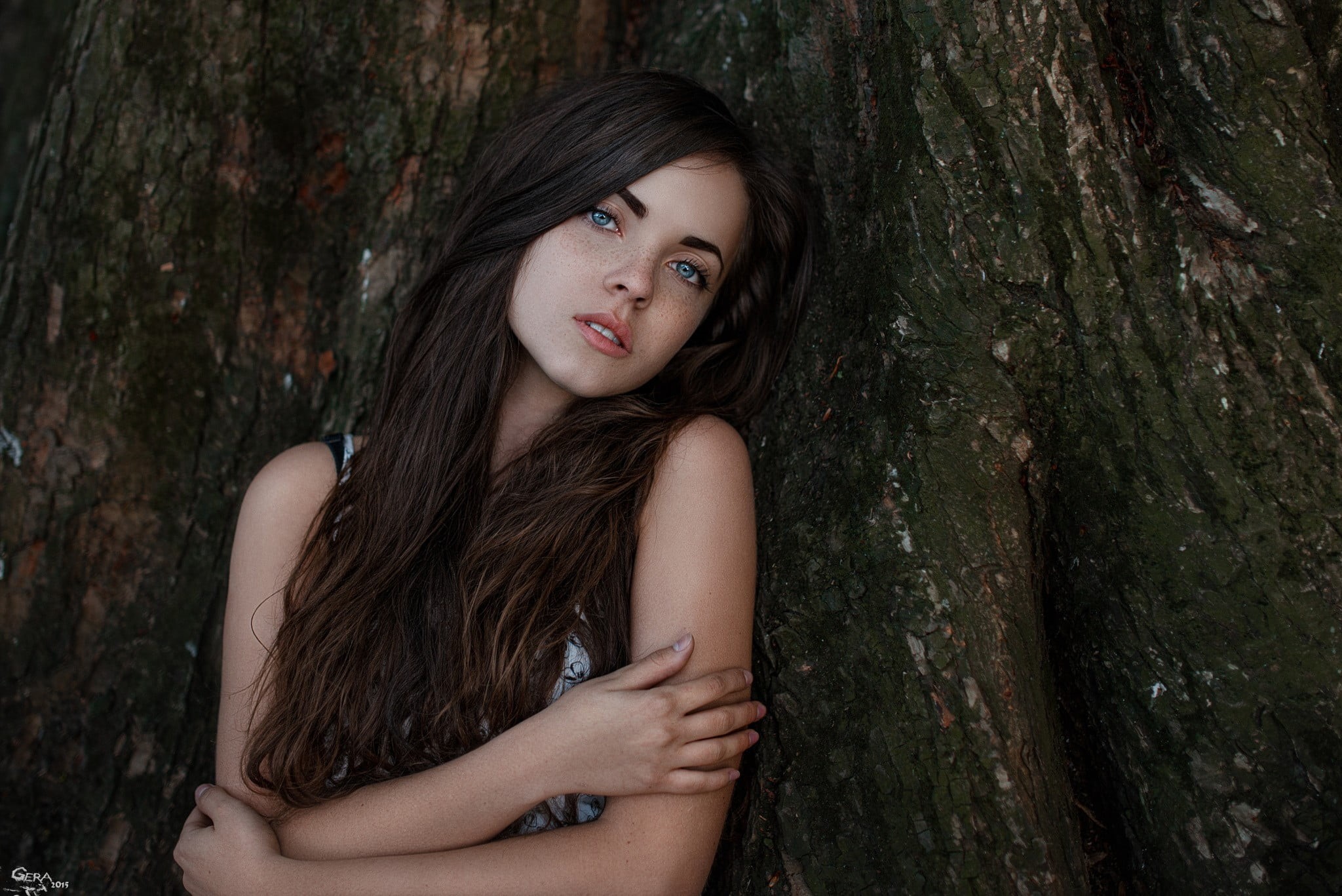 blue eyes, hairstyle, tree trunk, looking at camera, one person, sleeveless, portrait, beautiful woman, contemplation, woodland, forest, tree, women, brunette, HD Wallpaper