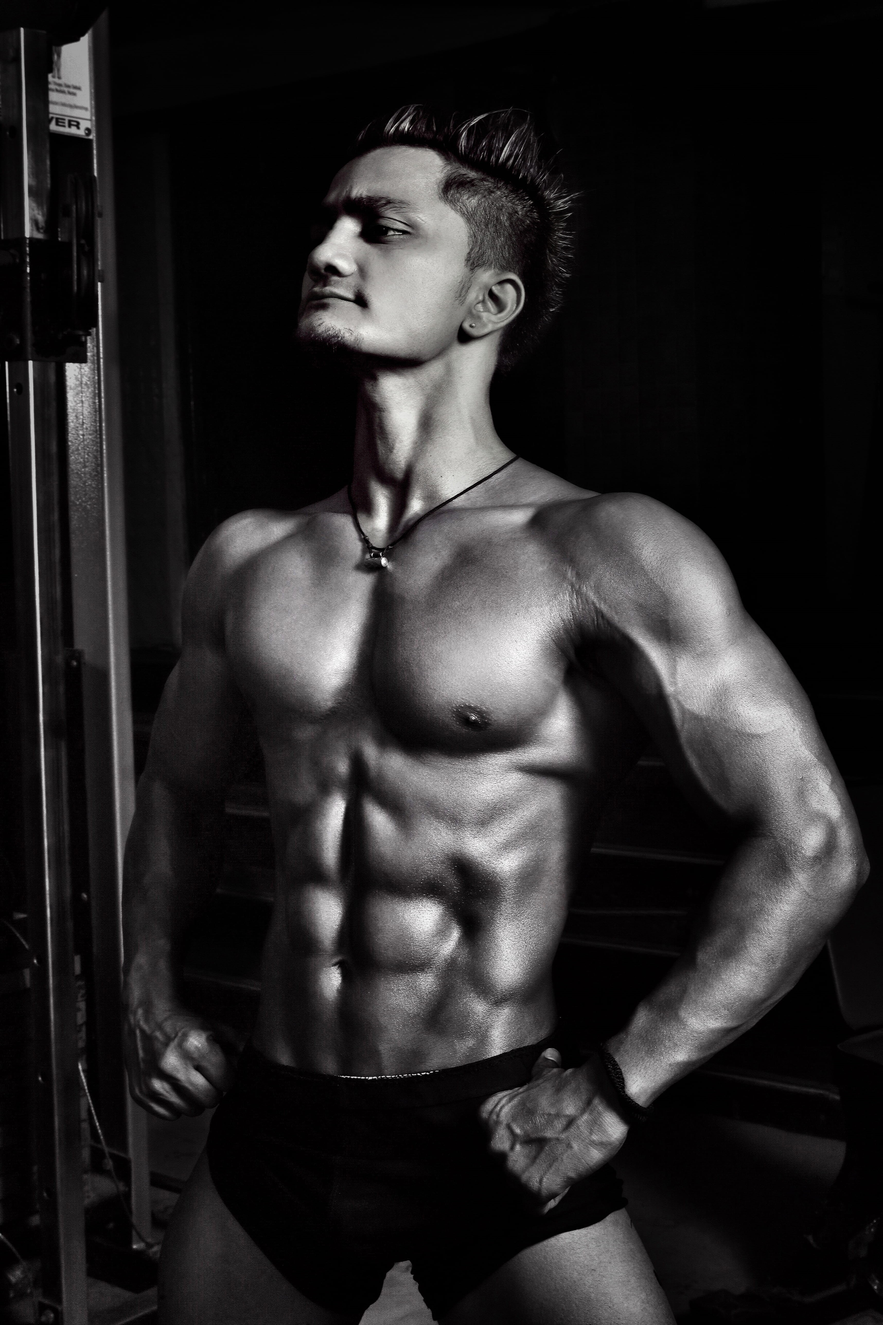 indoors, brawny, muscles, sports training, black-and-white, biceps, standiung, masculinity, workout, wellbeing, muscular build, one person, exercising, Phone HD Wallpaper