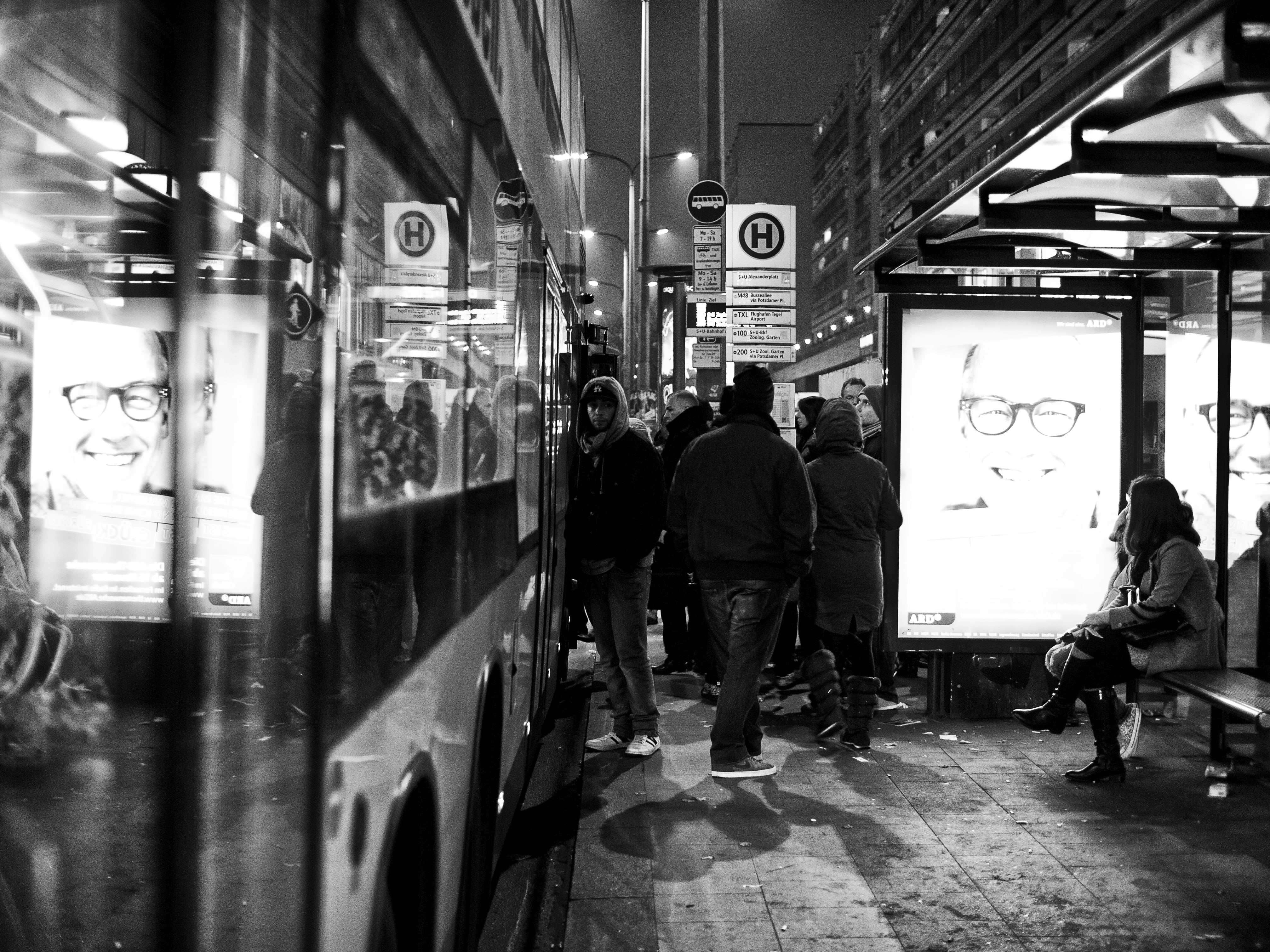 Man, Bianco e Nero, At Night, Jacke, Technique, People, Reflexion, group of people, Dress, Noir et Blanc, Frau, Fermata, Stage  Stop, Thema, Jacket, In der Nacht, HD Wallpaper