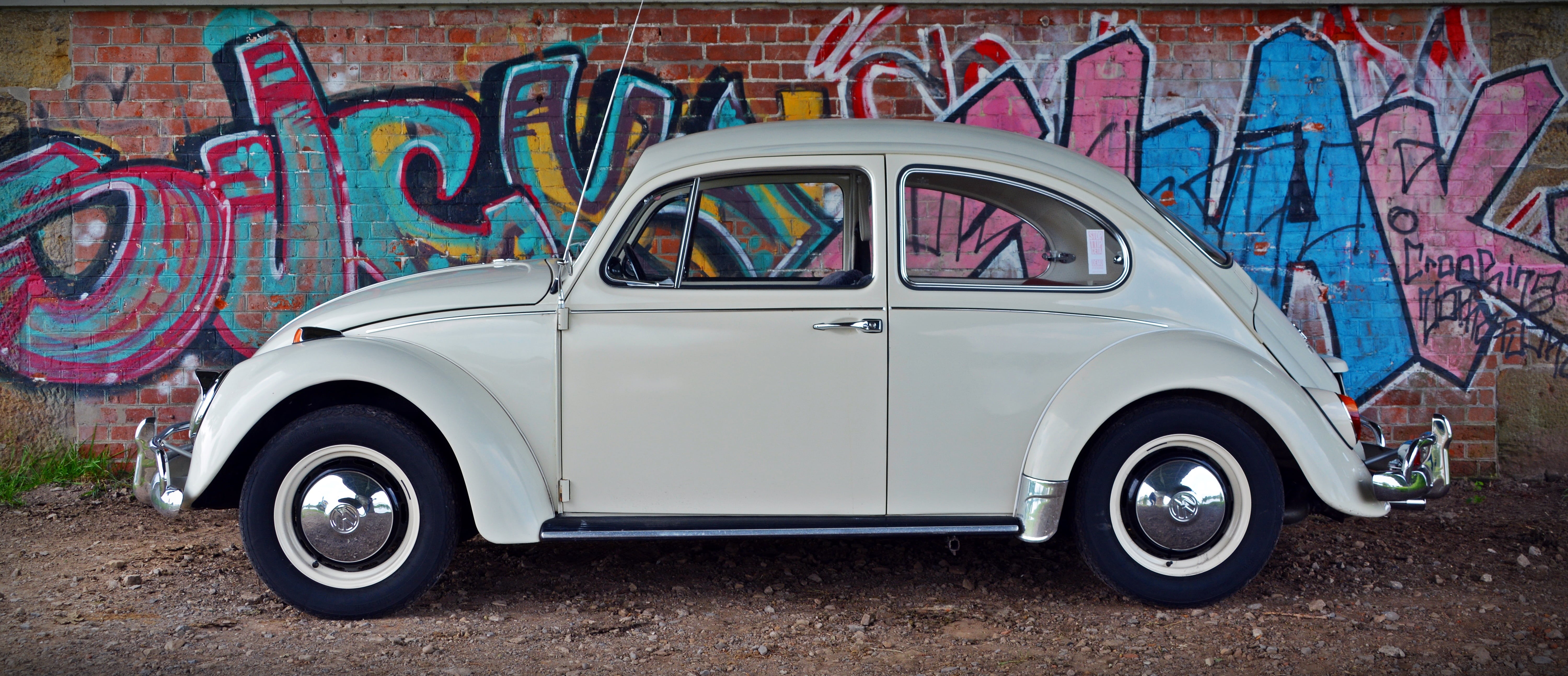 parked, 5K, vw, car, volkswagen vw, beetle, oldtimer, street art, mural, mode of transportation, wall, beside, built structure, old, no people, street, HD Wallpaper