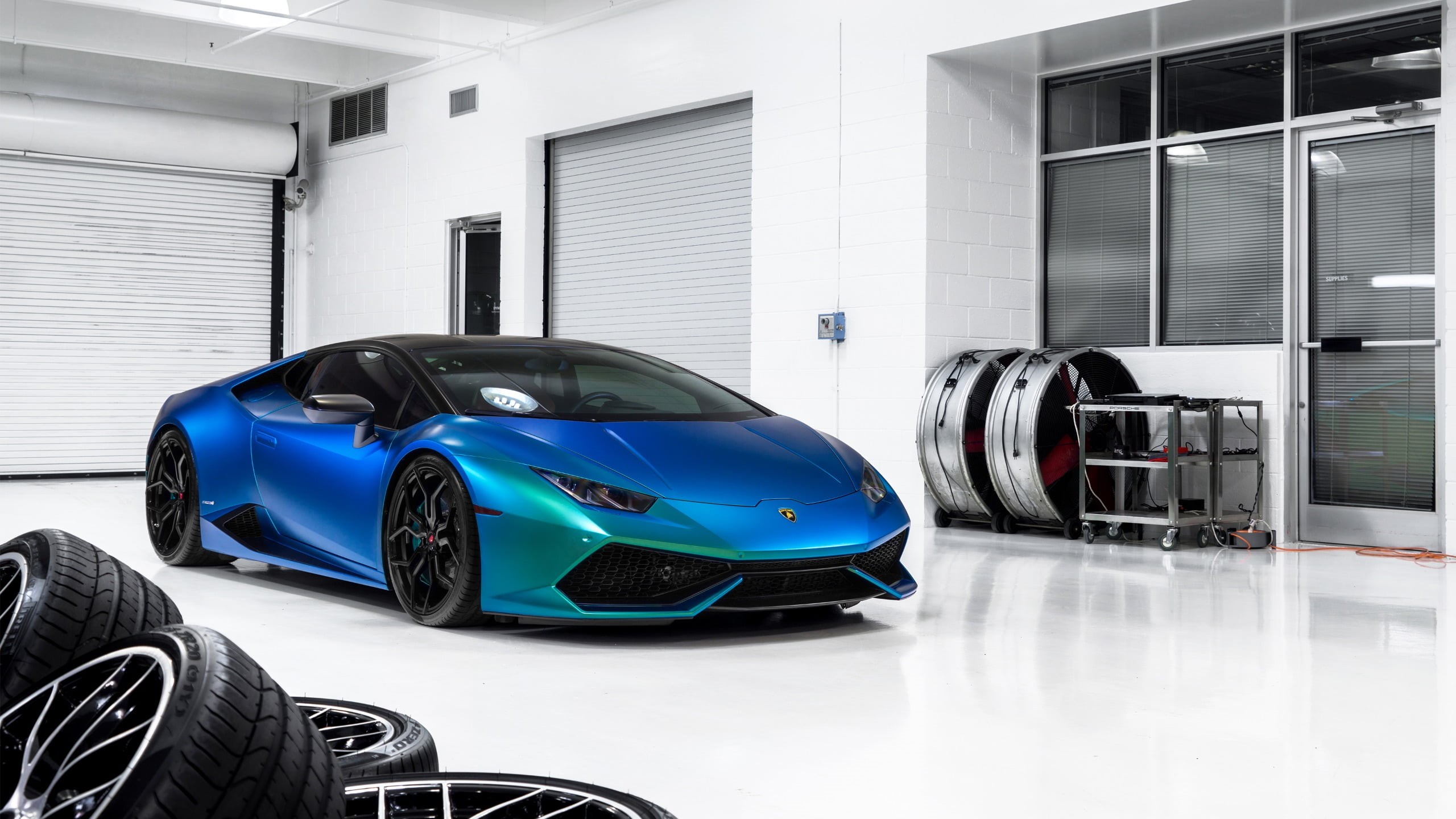 mode of transportation, wheel, Lamborghini Huracan, day, car, motor vehicle, built structure, 2K, luxury, huracan, building exterior, sports car, stationary, HD Wallpaper