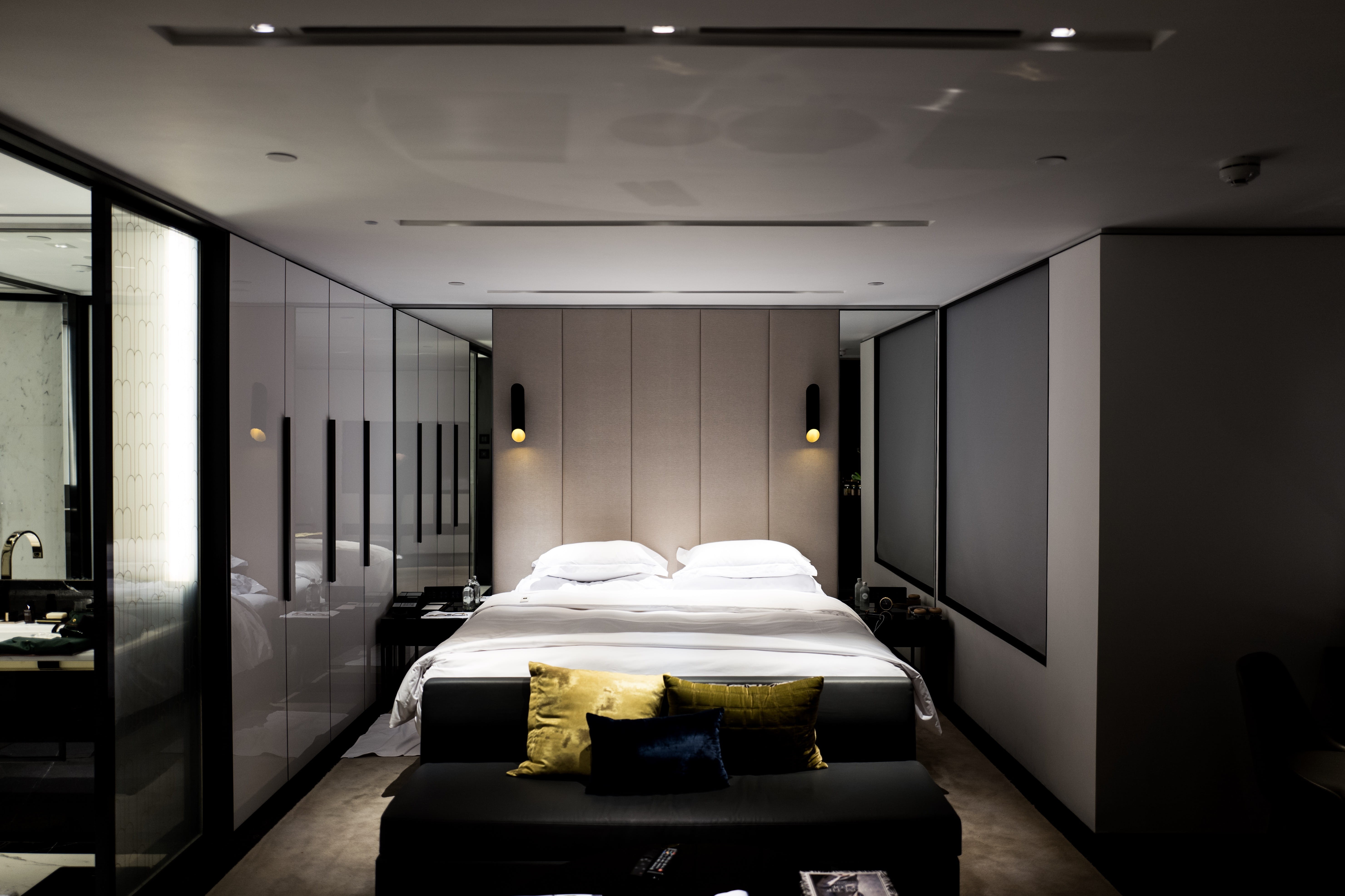 architecture, empty, modern, white color, bed, lamps, interior design, hotel, no people, corridor, lights, bedroom, ceiling, inside, room, furniture, white, HD Wallpaper