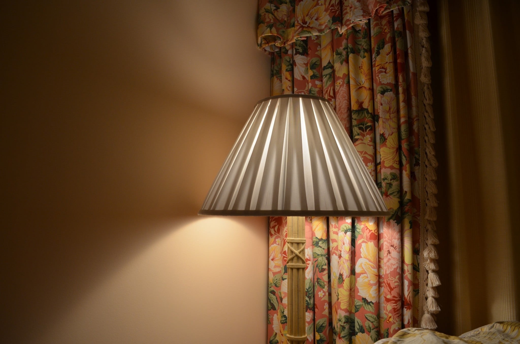 elegance, lamp, close-up, domestic Room, window, furniture, black, 1080P, wall - building feature, beside, indoors, pattern, cozy, floral, electric light, HD Wallpaper