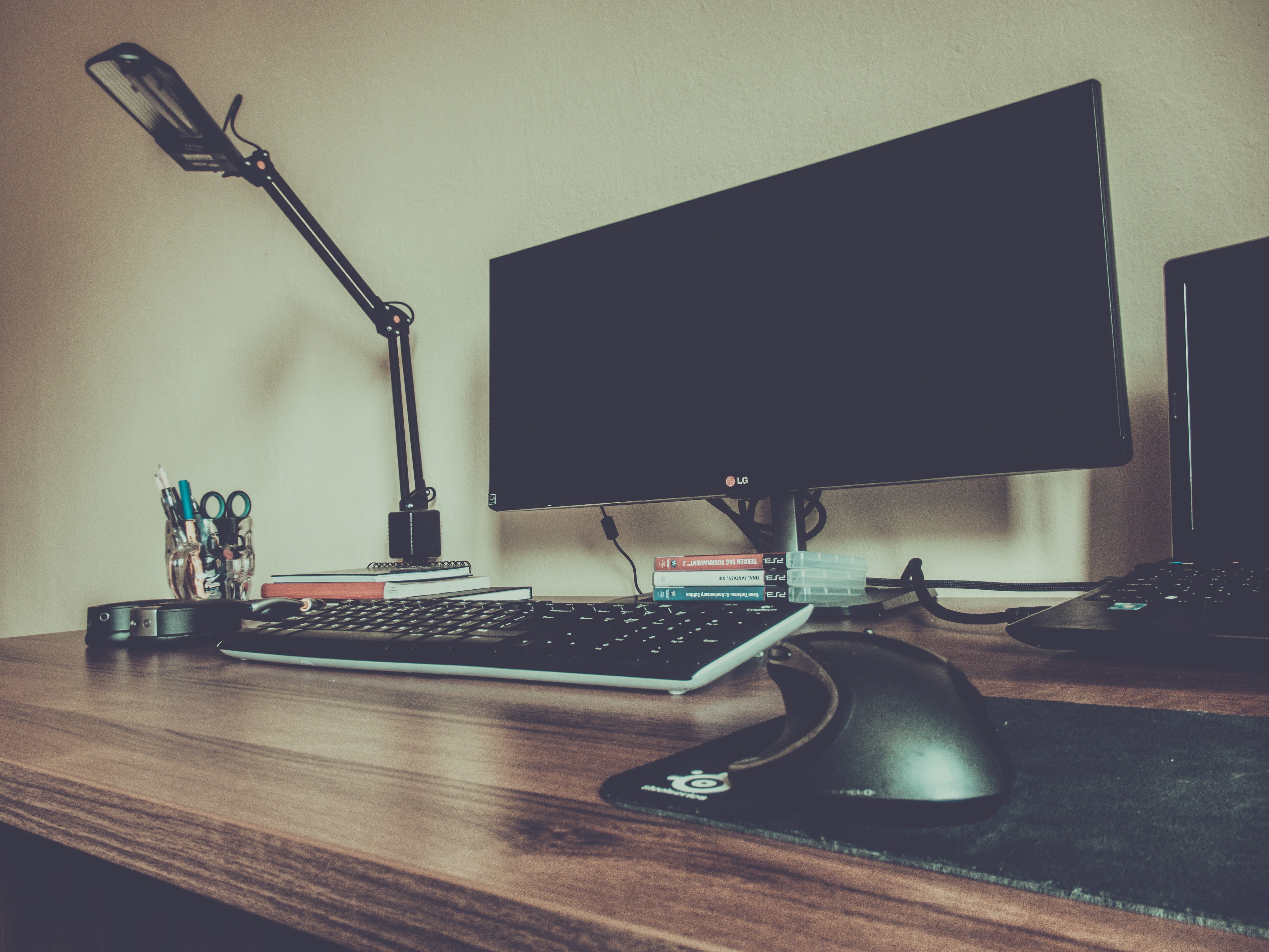 keyboard, connection, screen, no people, work, computer, indoors, computer monitor, lighting equipment, absence, computer keyboard, desk lamp, business, HD Wallpaper