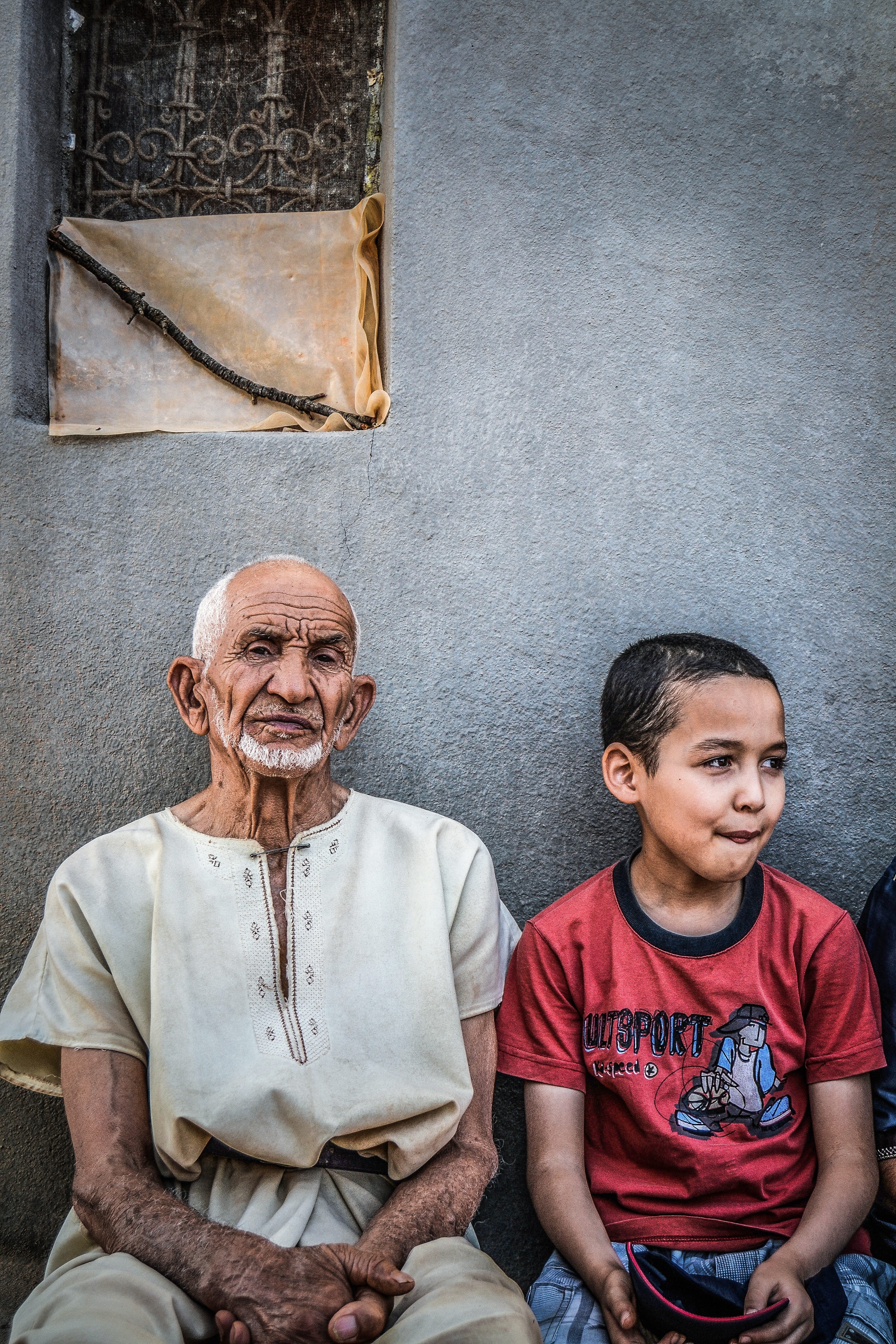grandfather, asia, mans, senior women, men, 4K, adult, cultures, senior men, front view, smiling, son, male, portrait, neck, kid, childhood, women, red, Phone HD Wallpaper