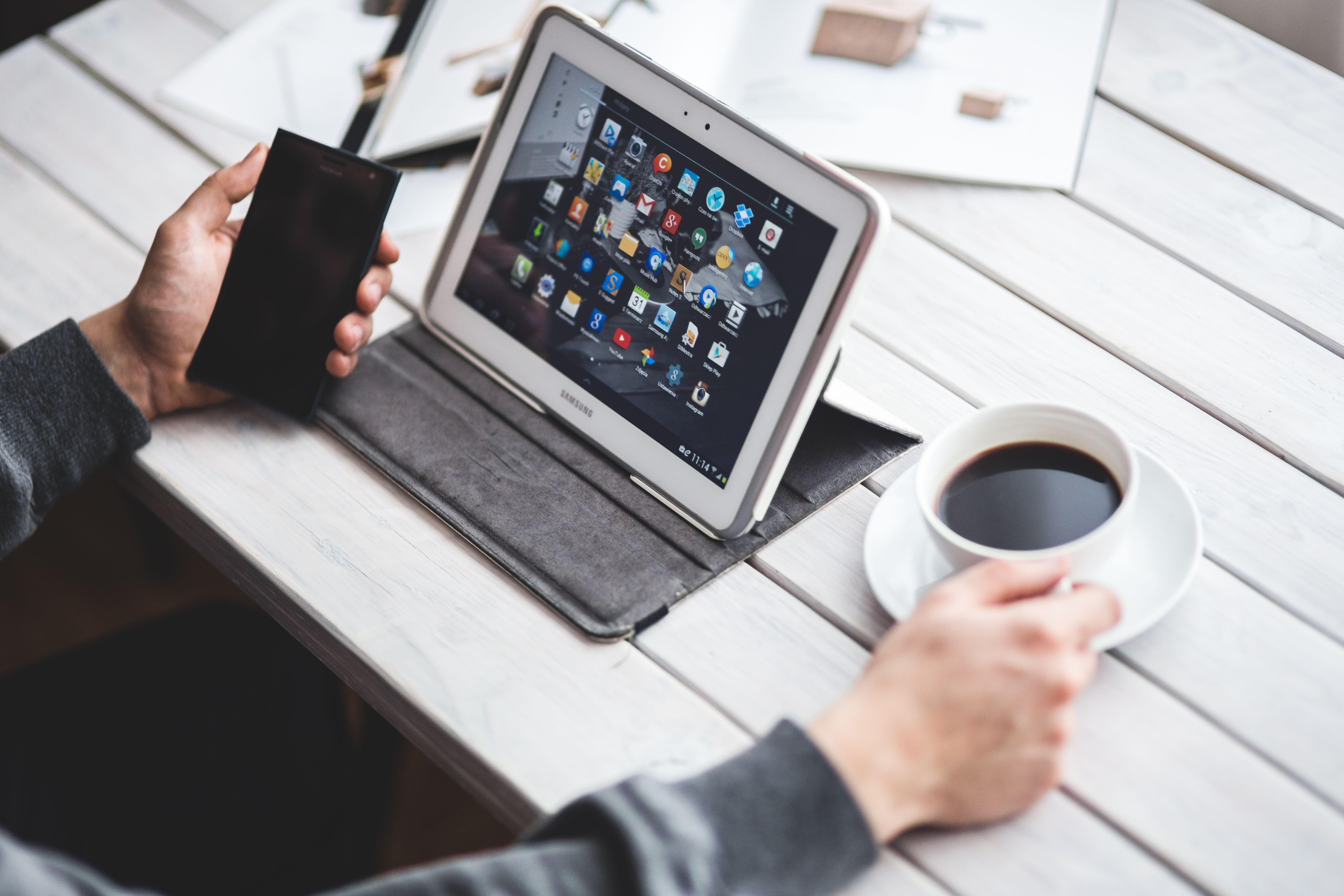 digital Tablet, 5K, business Person, food and drink, wireless Technology, using laptop, holding, laptop, table, internet, desk, men, lifestyles, one man only, HD Wallpaper