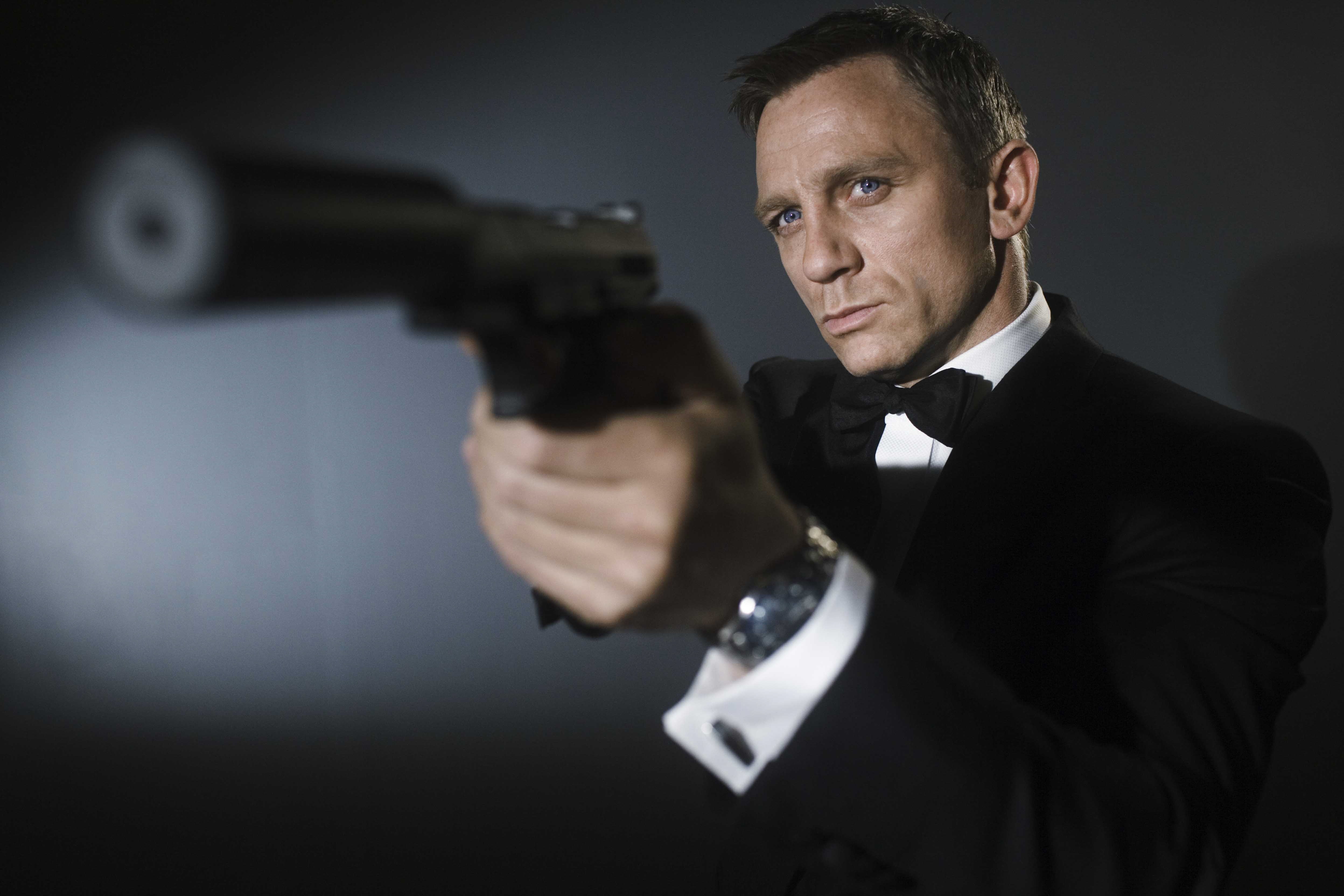 mature adult, caucasian Ethnicity, elegance, men, studio Shot, aiming, Daniel Craig, aggression, violence, portrait, holding, tie, businessman, murderer, HD Wallpaper