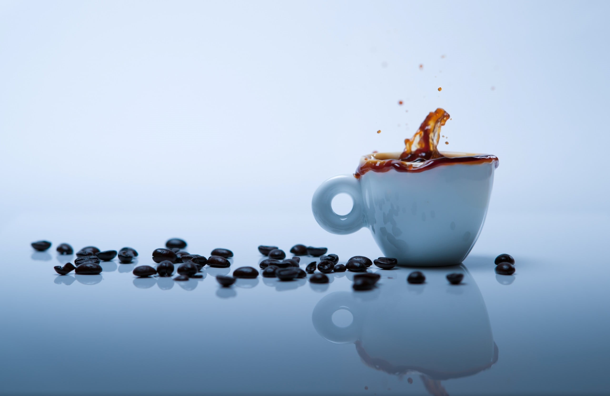 coffee cup, close-up, splashing, mug, white background, brown, ceramic, blue background, crockery, set, 2K, indoors, white, still life, tea, drink, blue, HD Wallpaper