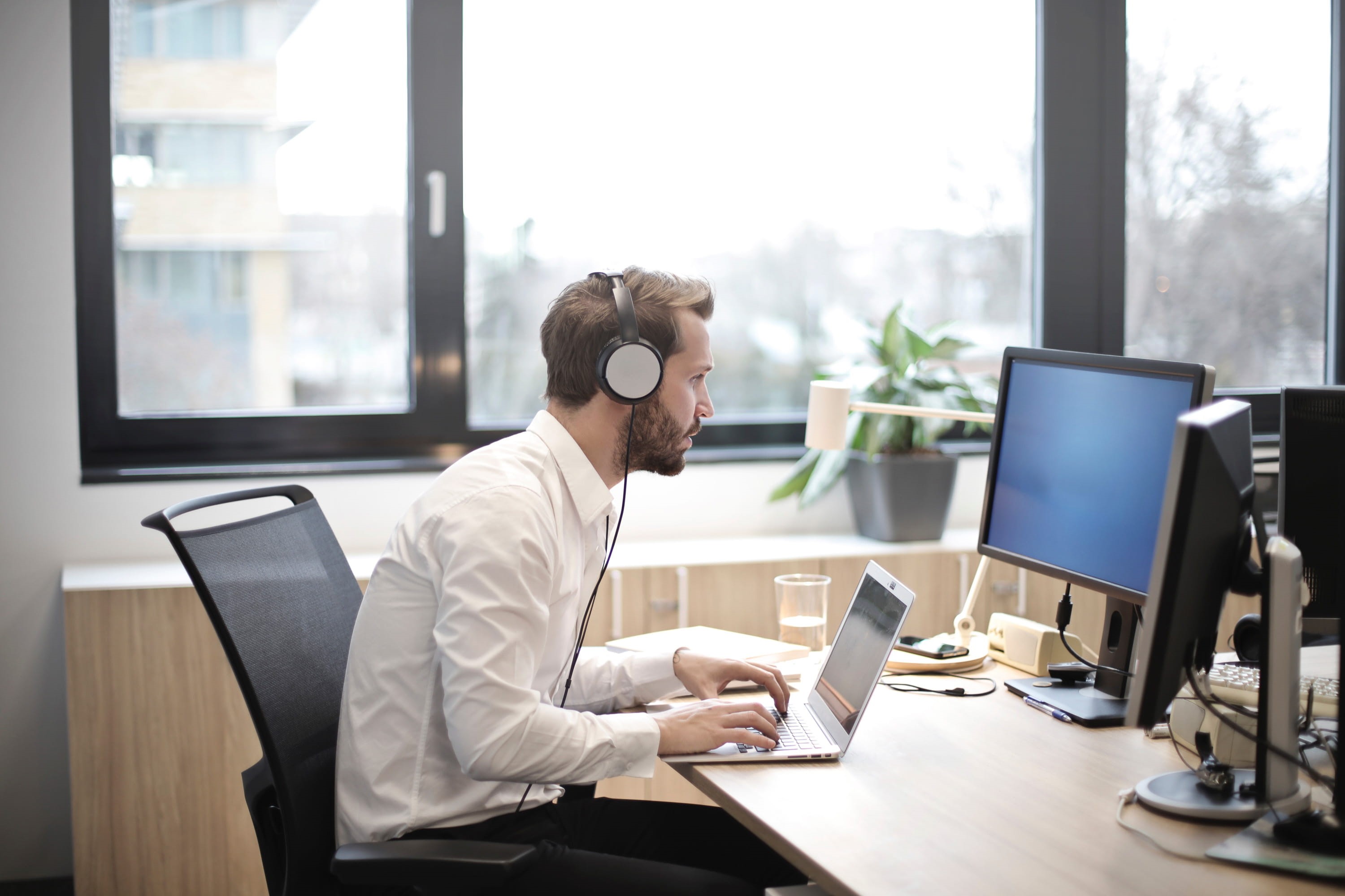 connection, man, Adult, busy, communication, wireless technology, professional, occupation, business person, wearing, concentrating, Music, surfing, typing, HD Wallpaper