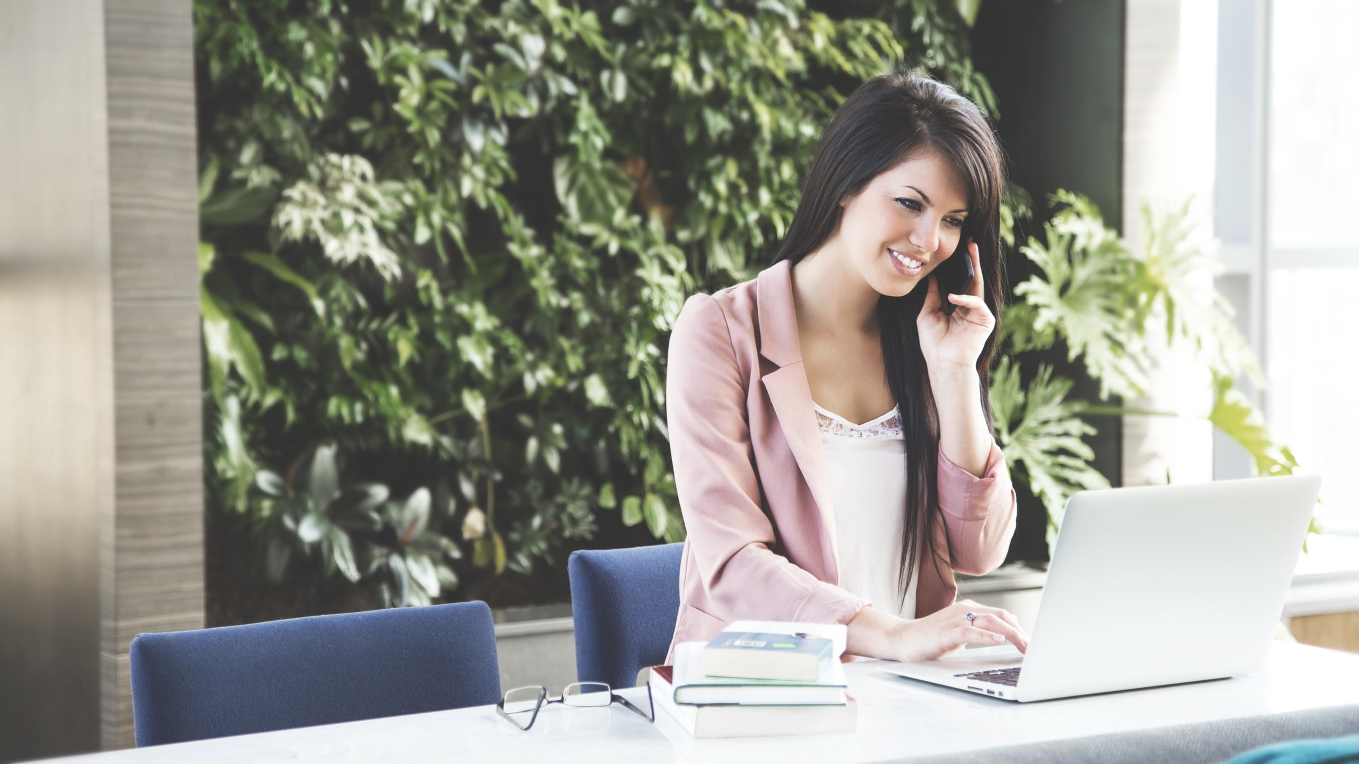 employee, corporate, female, smiling, wireless technology, connection, beige, executive, communication, wearing, adult, women, work, using laptop, desk, HD Wallpaper