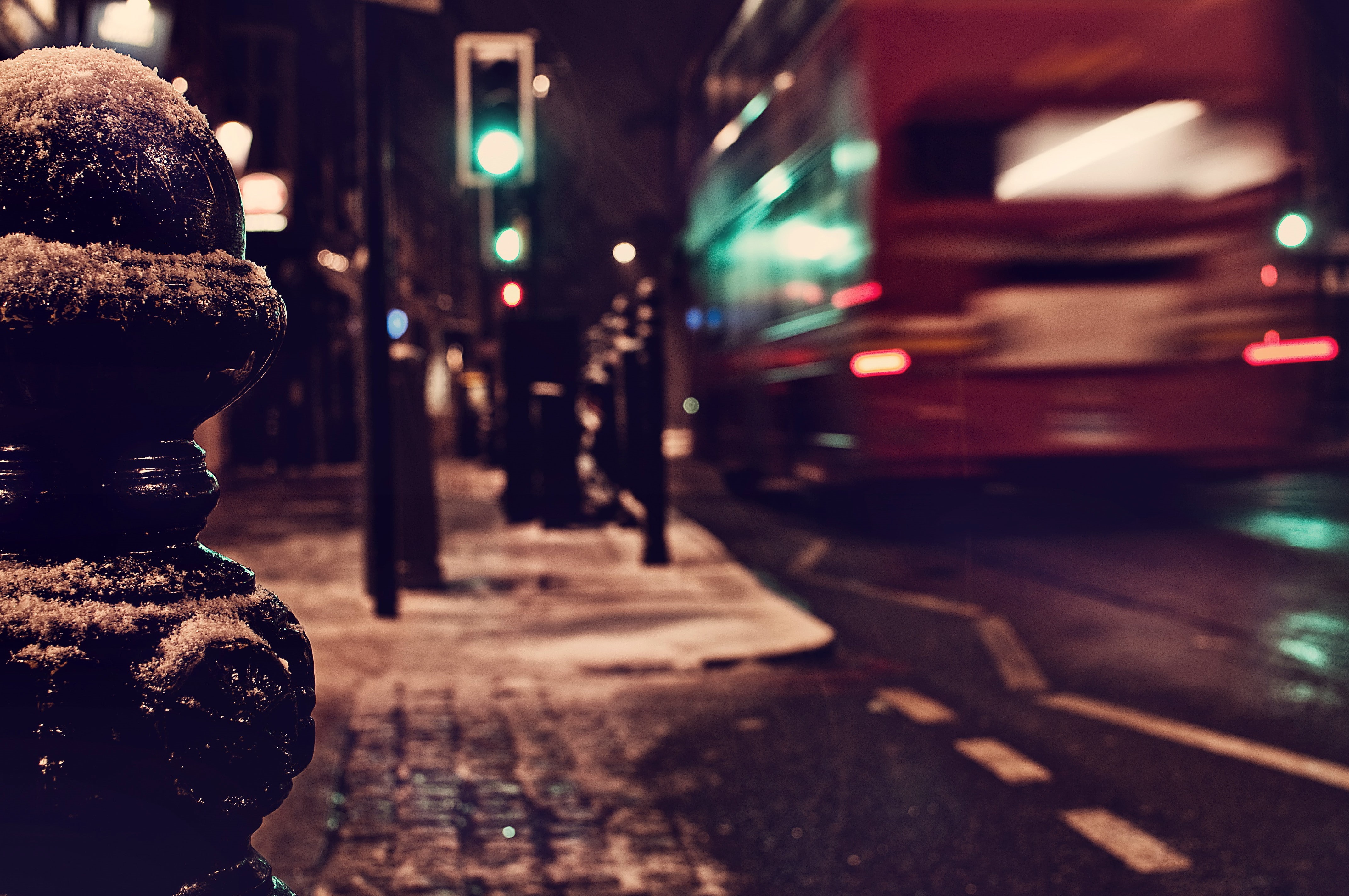 transportation, urban, UK, outdoors, city life, close-up, road, building exterior, city, city street, architecture, depth of field, illuminated, London, HD Wallpaper