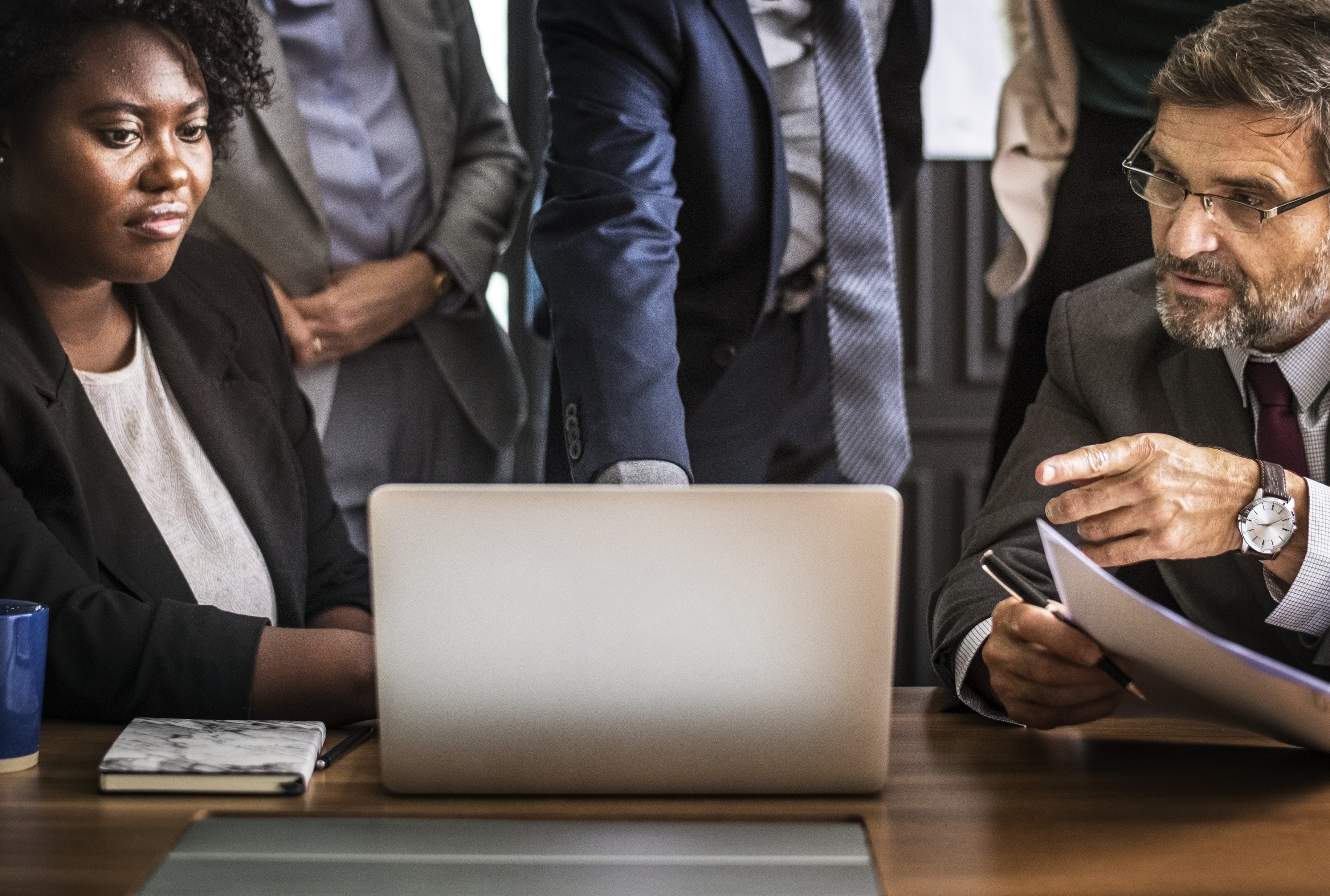 mature adult, analyzing, interaction, group of people, teamwork, business people, sit, discussing, workplace, people, desk, leader, serious, computer network, HD Wallpaper