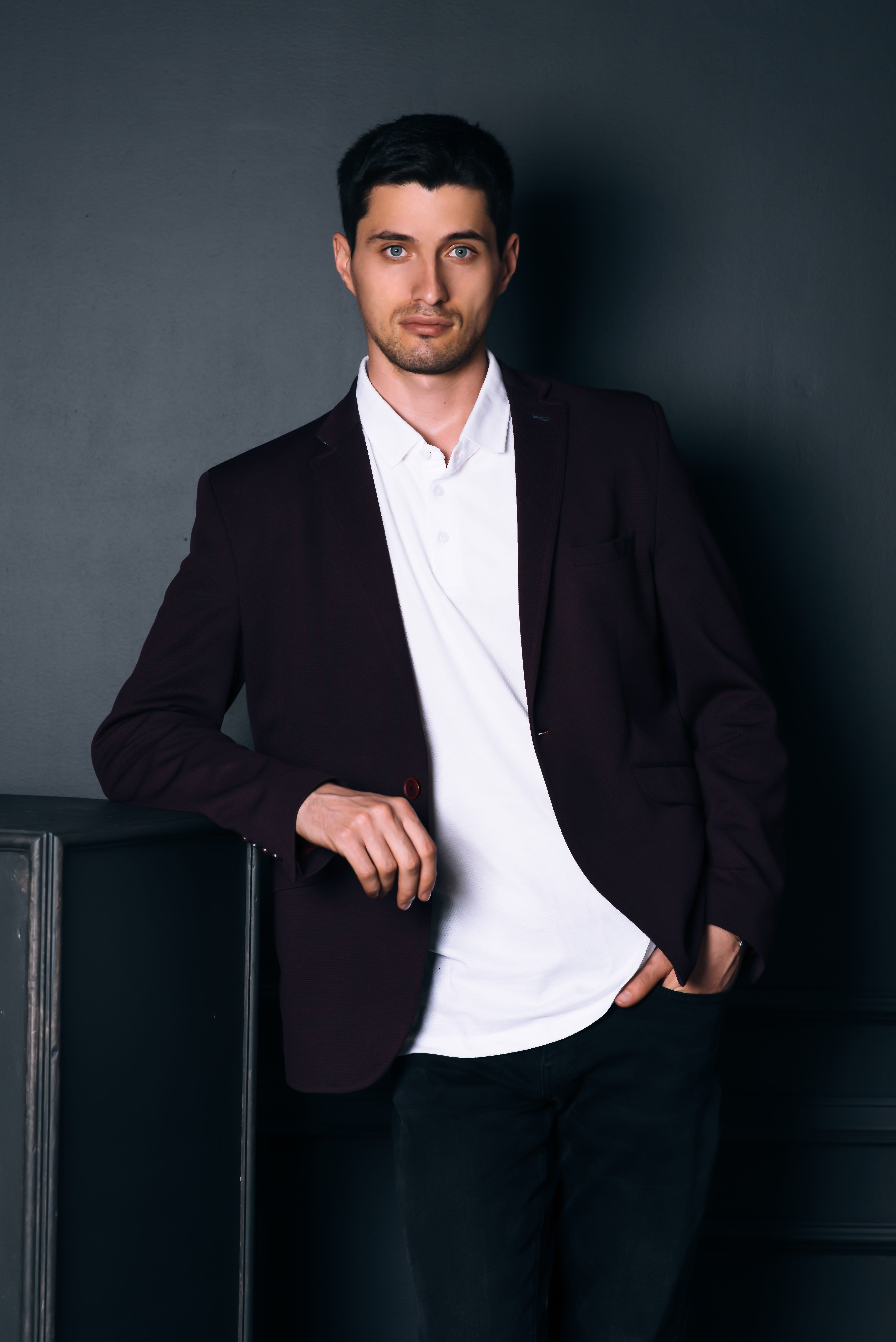 pensive, businessman, person, fashionable, serious, looking, man, 5K, front view, men, photoshoot, model, formal, motivation, looking at camera, studio, Phone HD Wallpaper