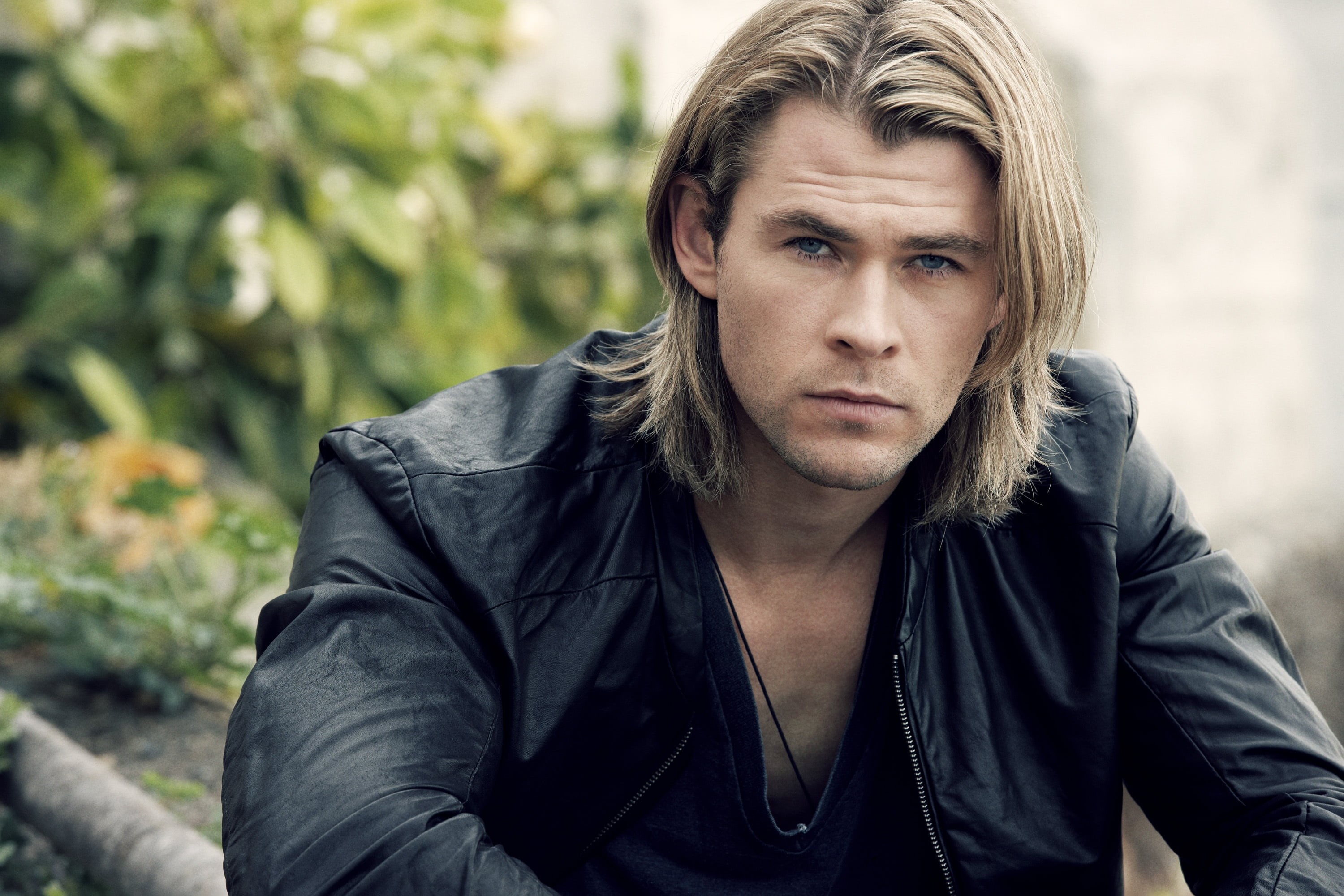 posing, only Men, distraught, caucasian Ethnicity, leather, males, solitude, one Person, hair, blank Expression, outdoors, long hair, chris hemsworth, adult, HD Wallpaper
