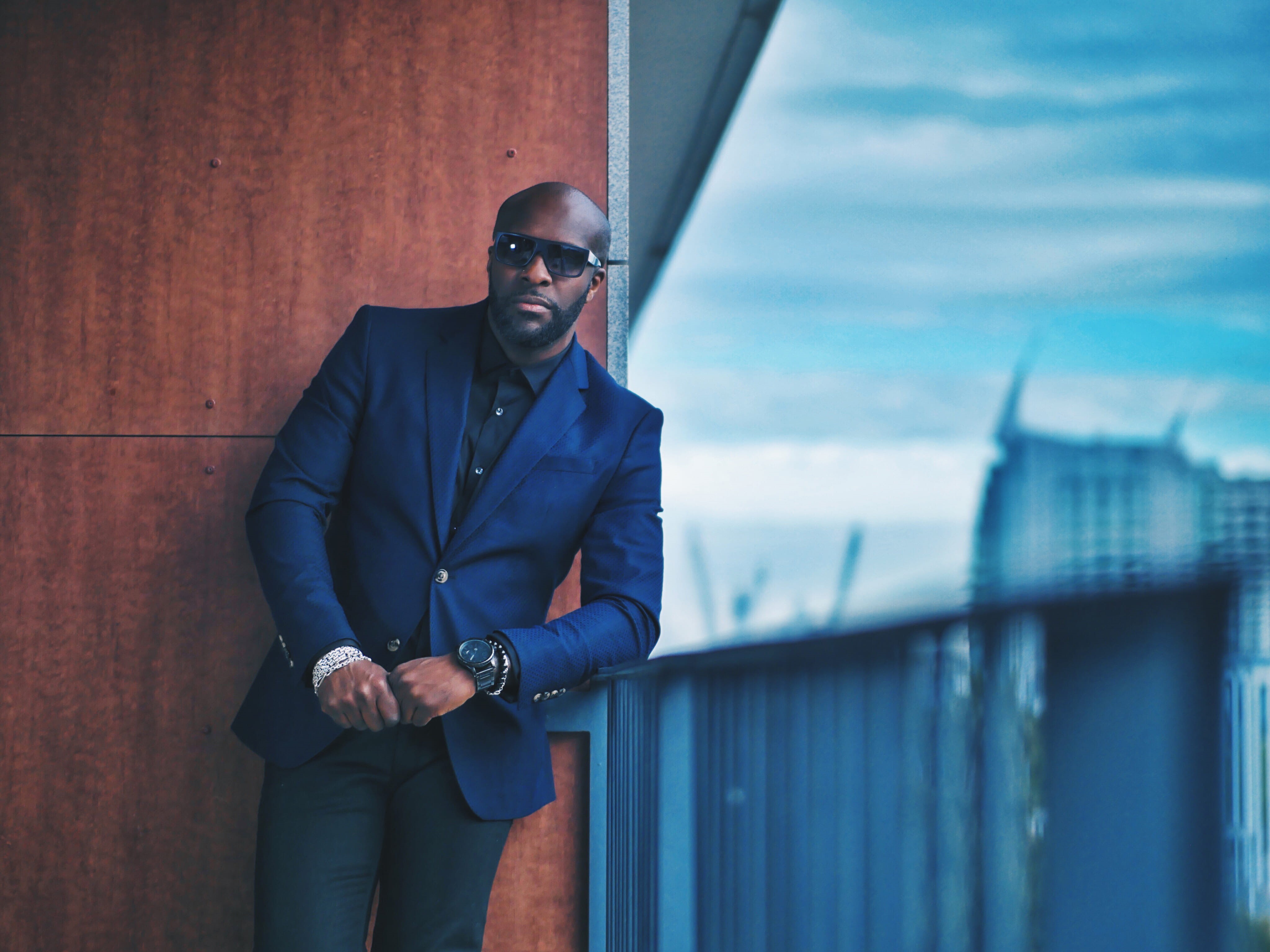 lifestyles, looking at camera, architecture, 4K, young men, s, industry, occasion, standing, beard, outdoors, portrait, classic, style, man, building, HD Wallpaper
