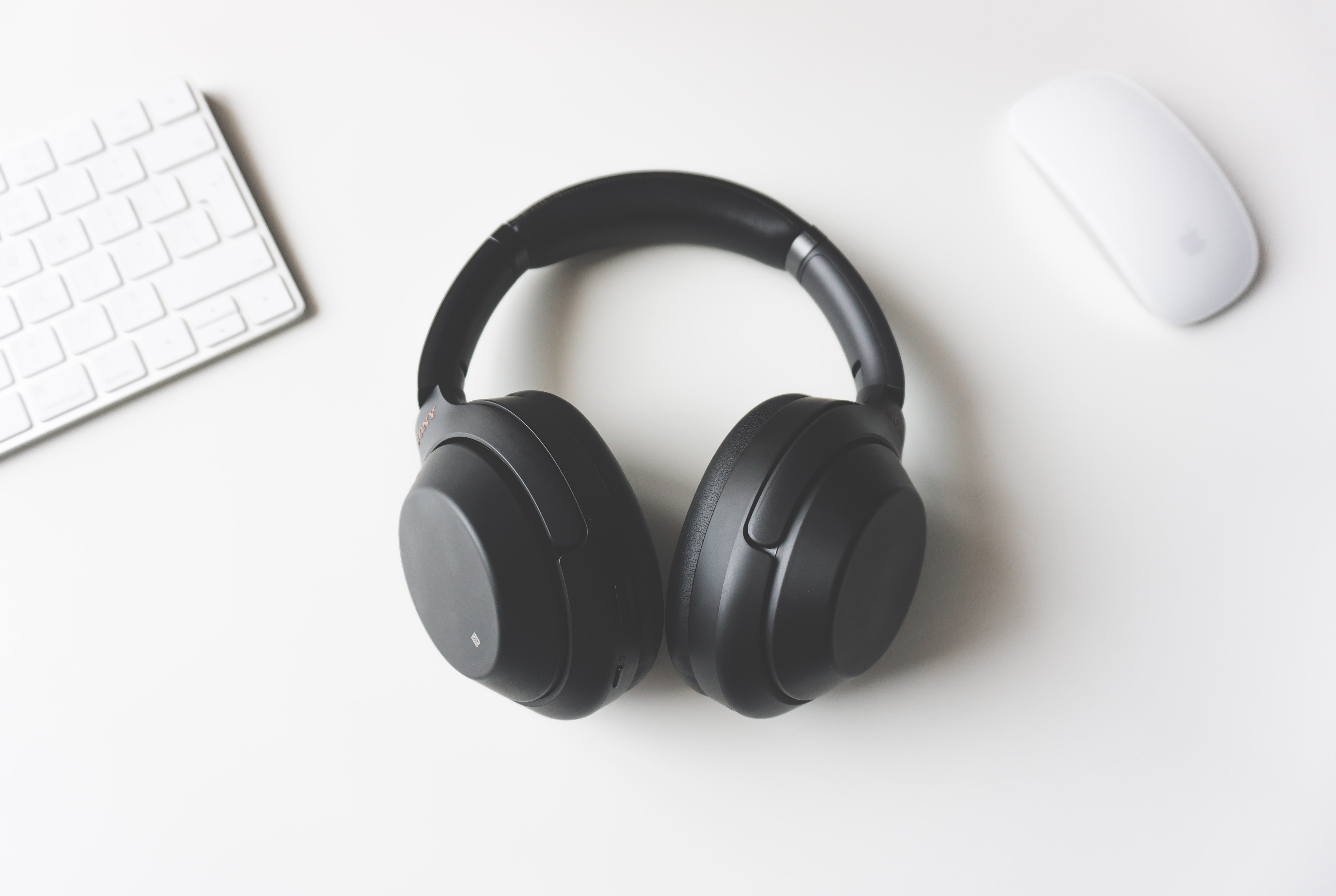 cassette player, wireless technology, electrical equipment, white, computer hardware, magic, computer key, surface, apple, communication, studio shot, listening, HD Wallpaper