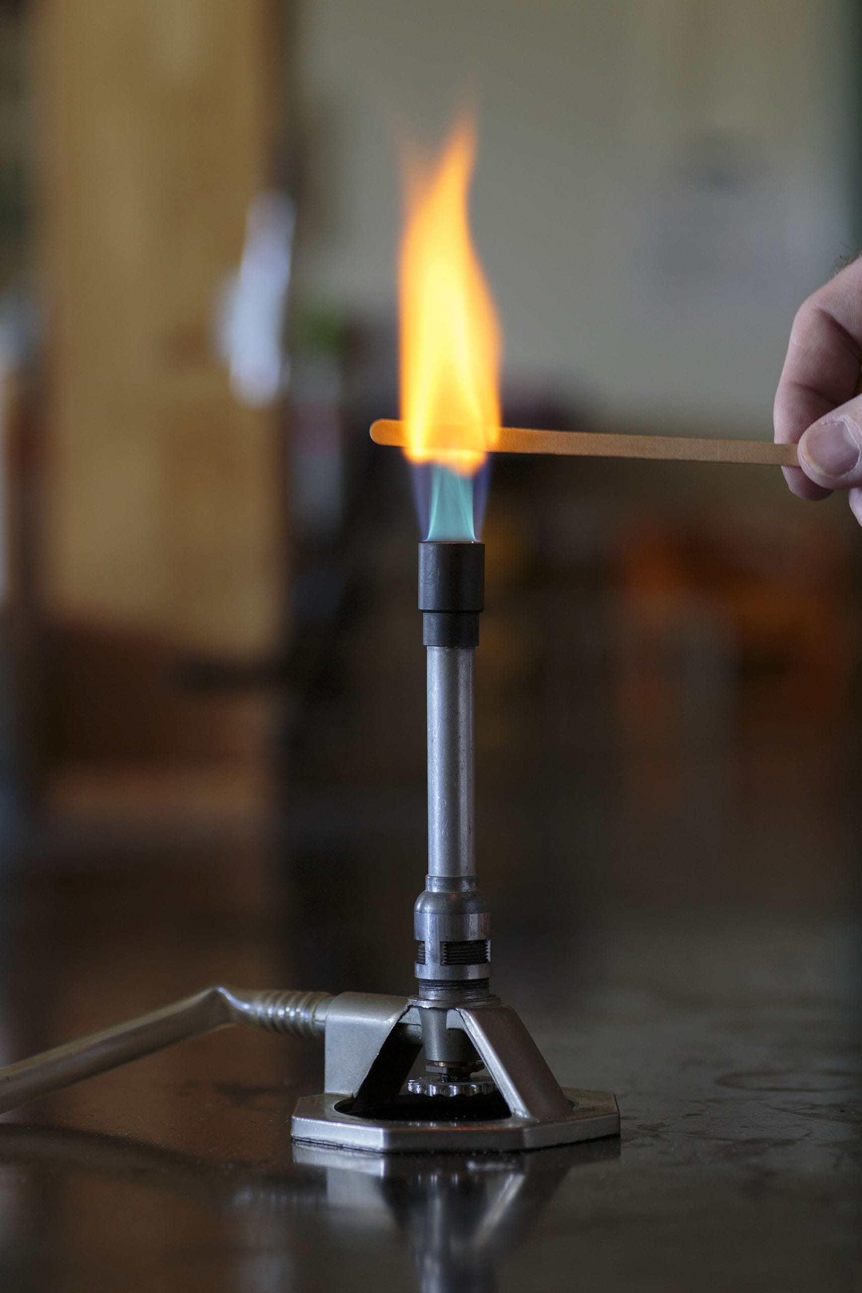nature, science, spectroscopy, bunsen, fire - natural phenomenon, 2K, burner, fire, univwersity, human body part, heat - temperature, indoors, metals, Phone HD Wallpaper
