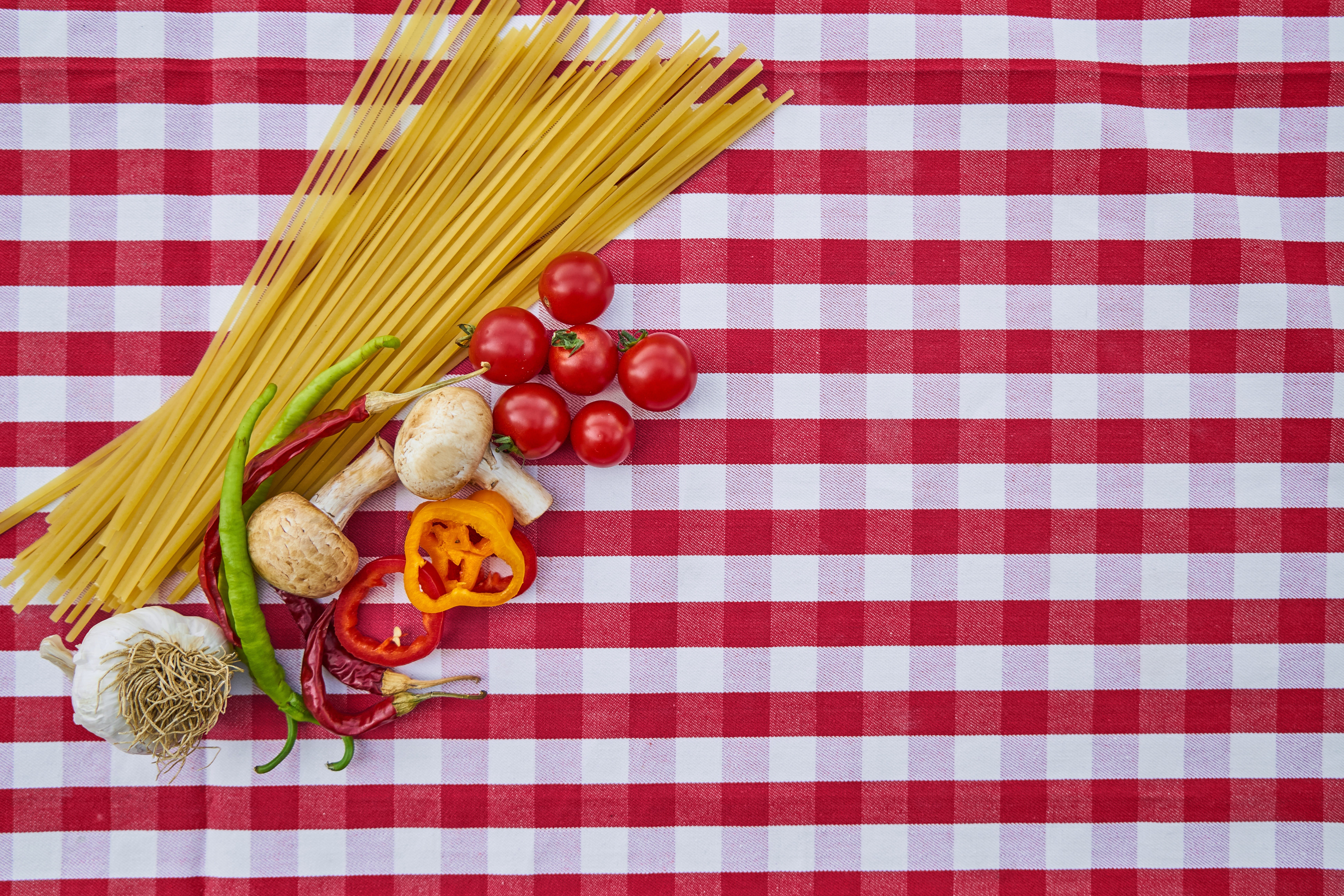 tablecloth, food photo, healthy lifestyle, pepper, fresh, natural, pasta, mushroom, mushrooms, detail shots, organic, green, healthy food, indoors, garlic clove, HD Wallpaper