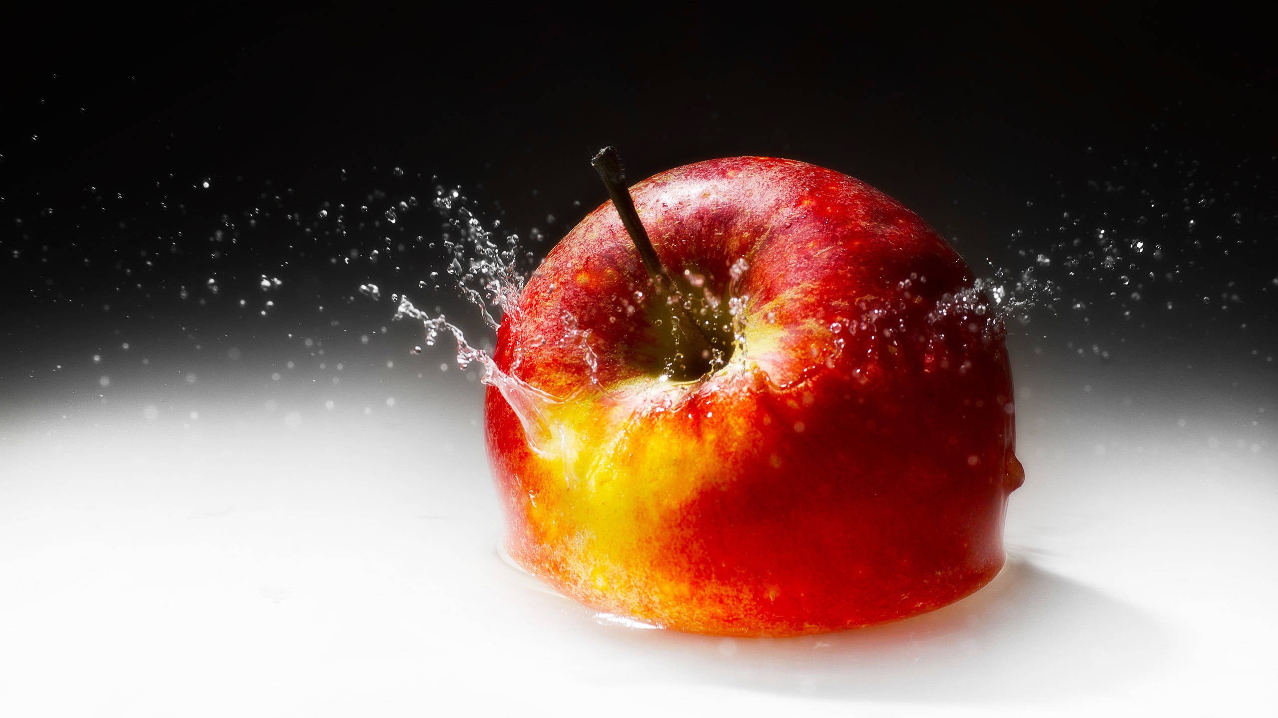single object, no people, splashes, indoors, ripe, splashing, studio shot, 2K, freshness, drop, close-up, water, fruit, food and drink, red, healthy eating, HD Wallpaper