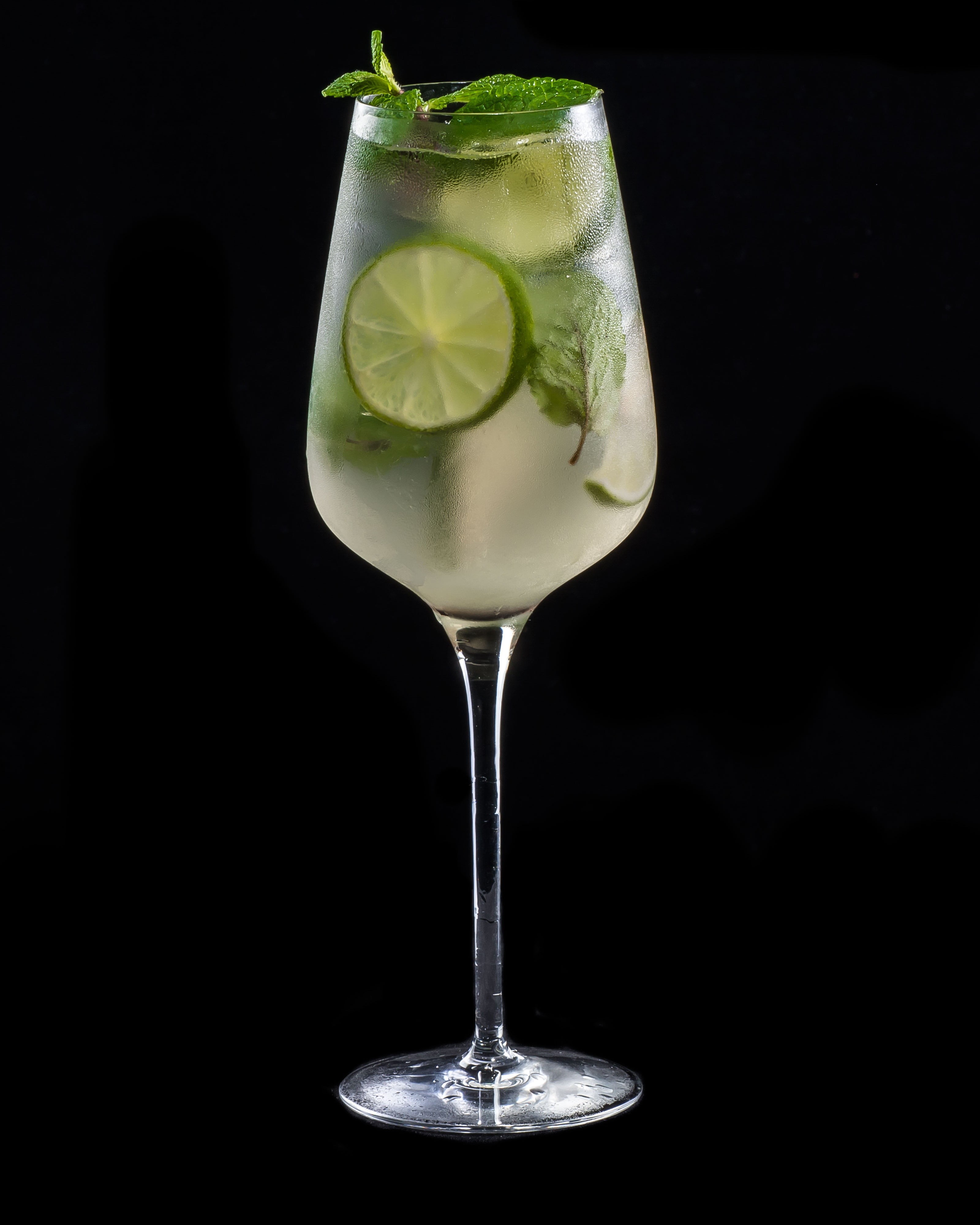 black background, slice, 4K, hugo, cold, citrus fruit, tei, tonic water, surface, refreshment, close-up, food, household equipment, mojito, drink, cocktail, Phone HD Wallpaper